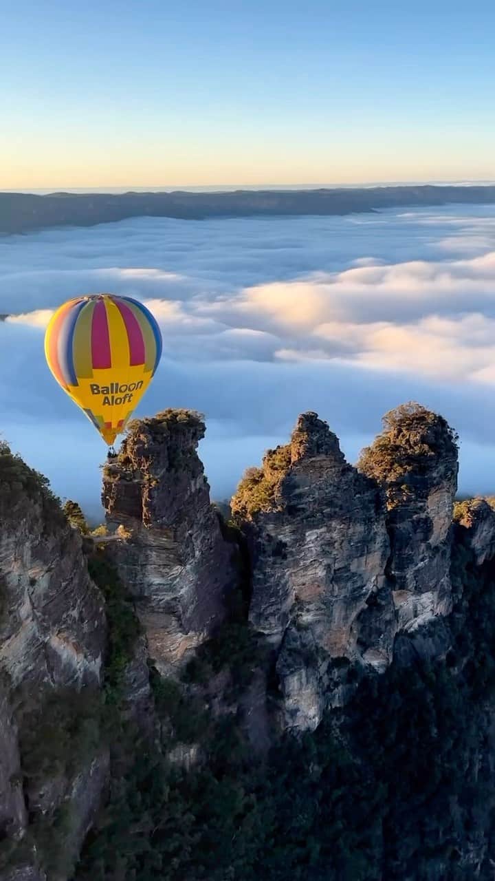 Australiaのインスタグラム：「Now, THIS is how we rise and shine Down Under ☀️👏 Our mate @floatingtothematt was lucky enough to experience this incredible view as they floated over the iconic #ThreeSisters in @visitnsw’s #BlueMountains with @balloonaloft. This might’ve been a super special one-off flight, but Balloon Aloft offers flights in the #HunterValley, #Mudgee, #CamdenValley, and #ByronBay.   🎥: @floatingtothematt with @balloonaloft   📍: Blue Mountains, @visitnsw   #SeeAustralia #ComeAndSayGday #FeelNSW」