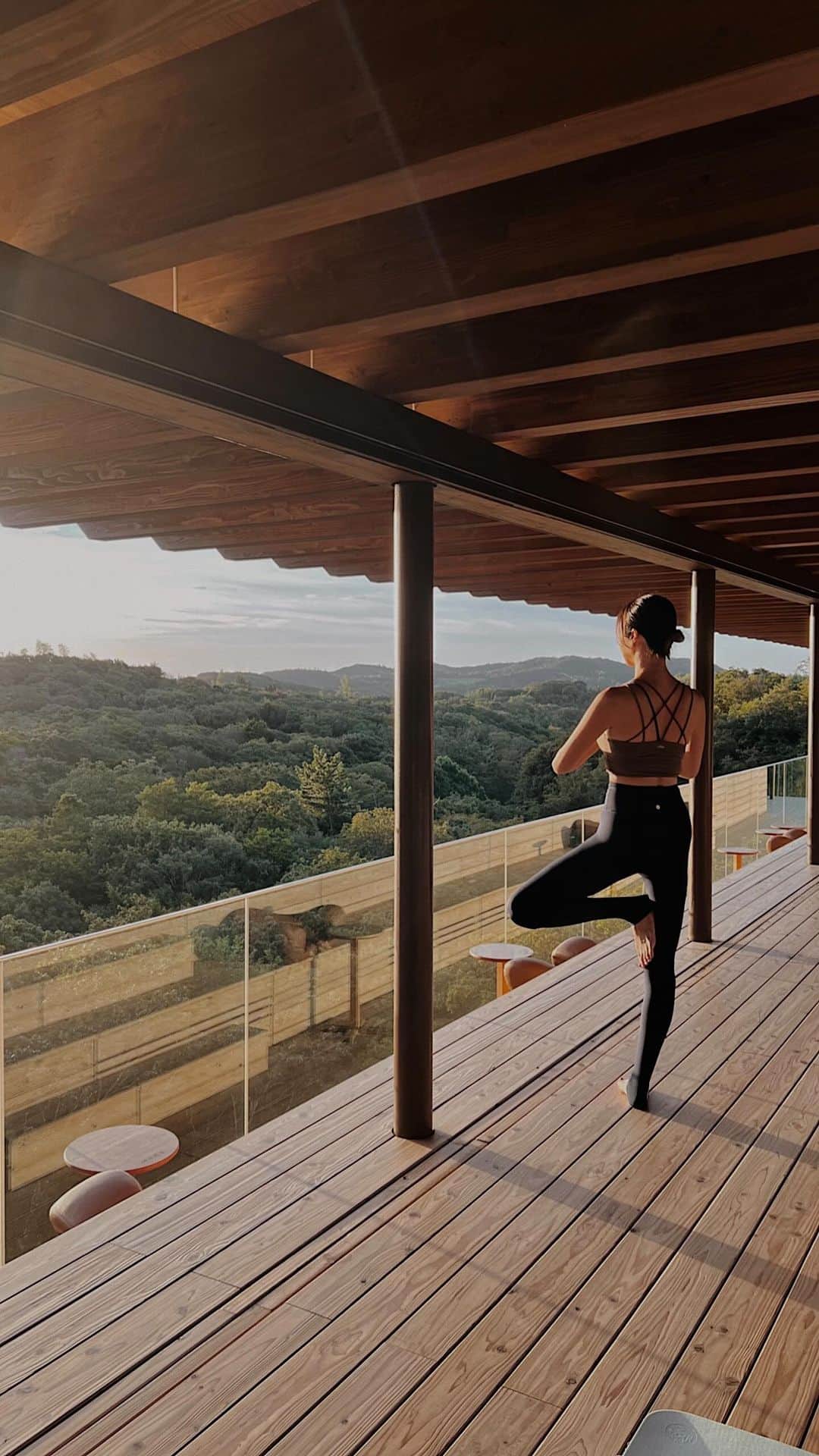 のインスタグラム：「緑の匂い、頬なでる風、月の光の眩しさ、太陽の温かさを感じながら、自分自身と対話する✨✨  忙しい日常の中、置き去りになってた心の奥の感情... 朝陽で暖かく包んで、 鳥の声や風の音で癒してあげよう🌿  静か時間の流れを感じ、 禅の心と向き合う🙏」