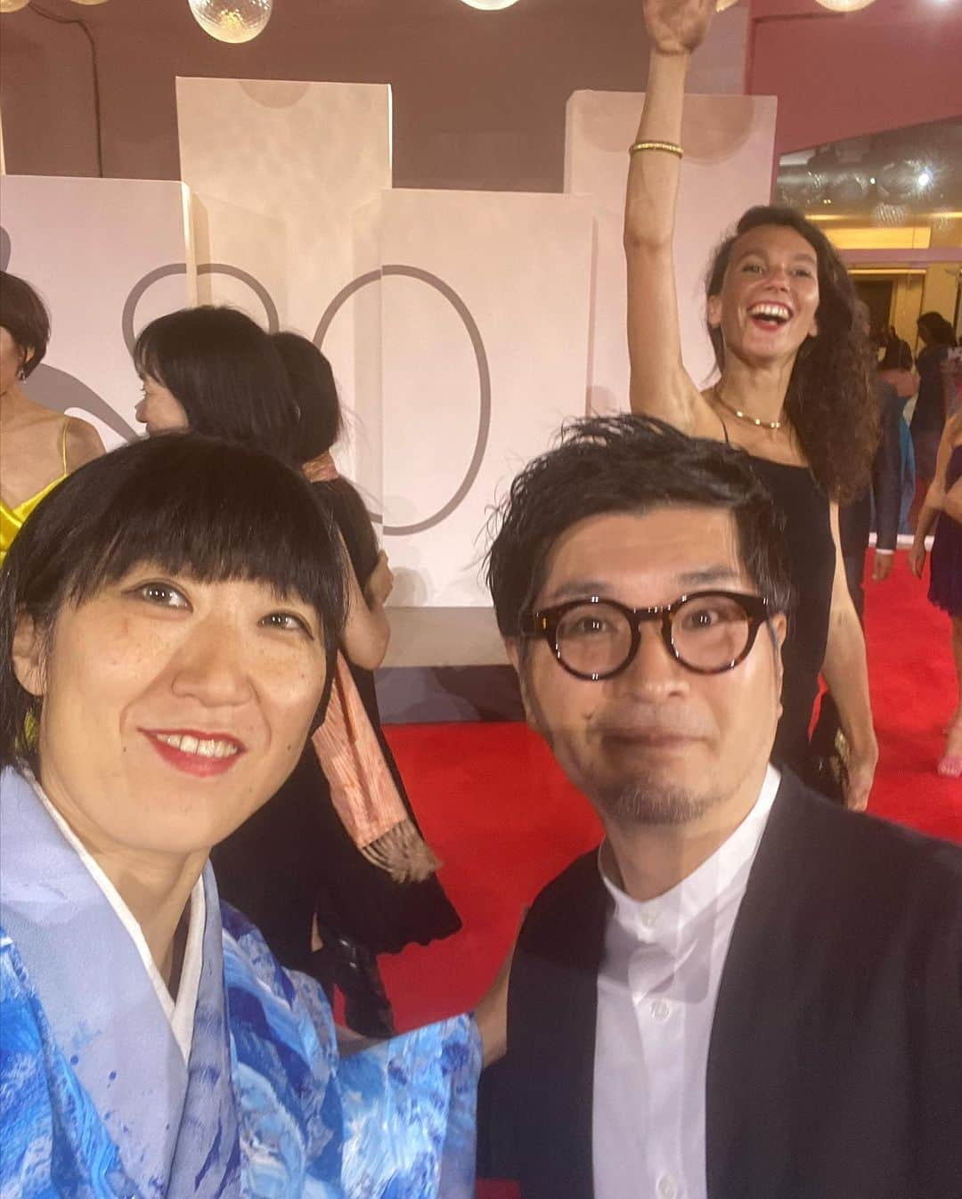 大宮エリーさんのインスタグラム写真 - (大宮エリーInstagram)「とりあえず、歩き終えました。 着物は 高見ウェディングの 高見さんに一式、いただき ペイントしました！  #ellieomiya #venicefilmfestival」9月7日 6時45分 - ellie_omiya