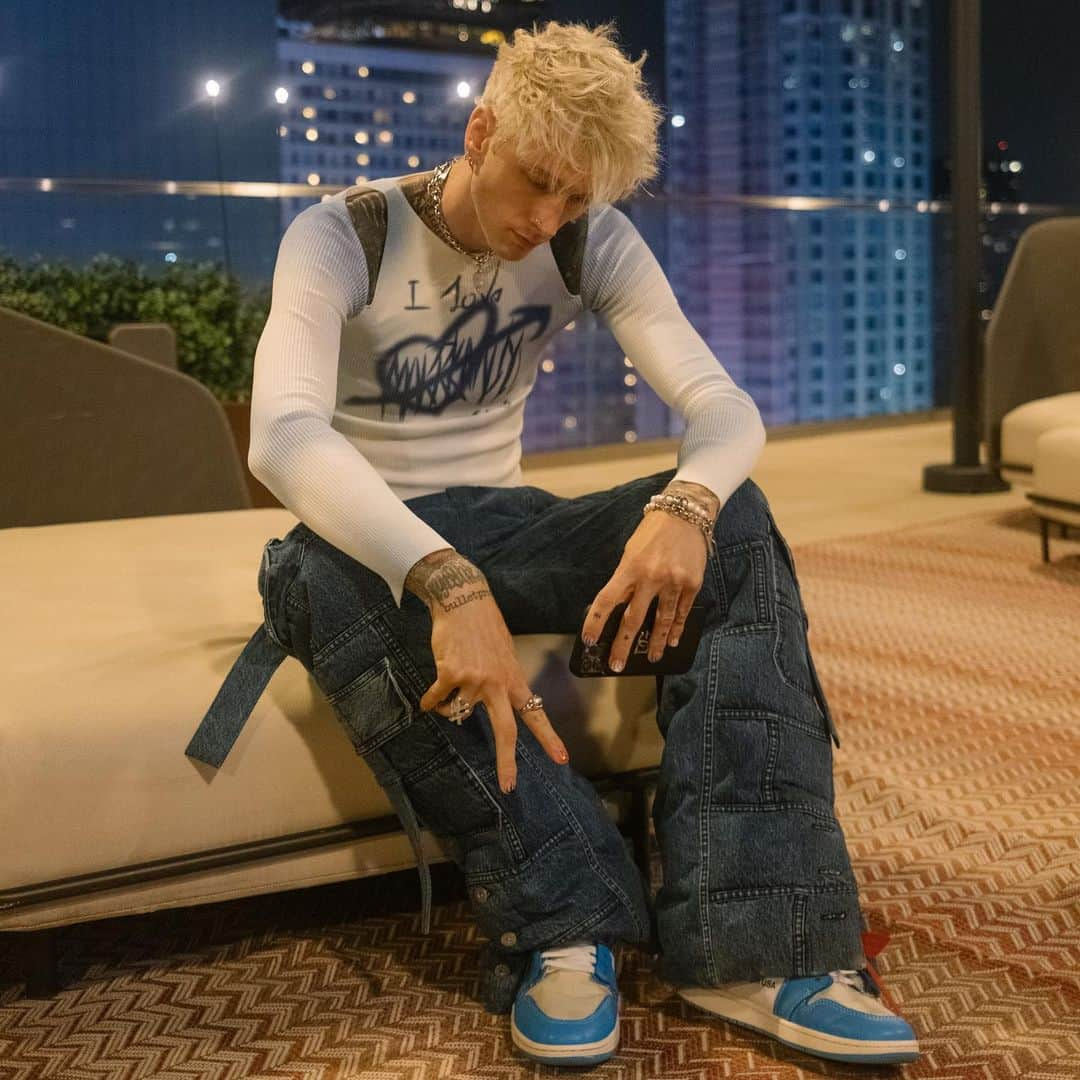 Young Gunnerさんのインスタグラム写真 - (Young GunnerInstagram)「i wore the first outfit to show summer it couldnt tell me what to do」9月7日 6時38分 - machinegunkelly