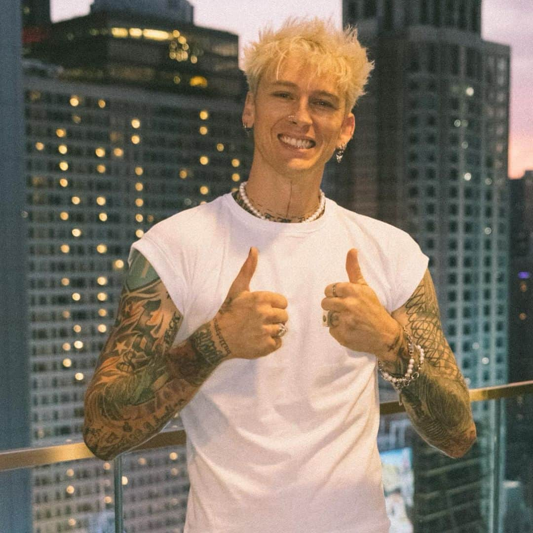 Young Gunnerさんのインスタグラム写真 - (Young GunnerInstagram)「i wore the first outfit to show summer it couldnt tell me what to do」9月7日 6時38分 - machinegunkelly