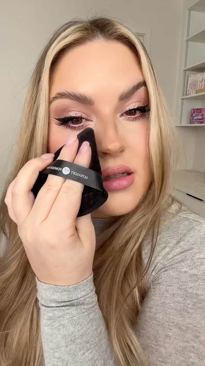 Shannonのインスタグラム：「Trying this nose contour brush hack! 😅💗 if anyone knows who started this lmk bc idk ✨👀 I think it worked pretty well tbh!」