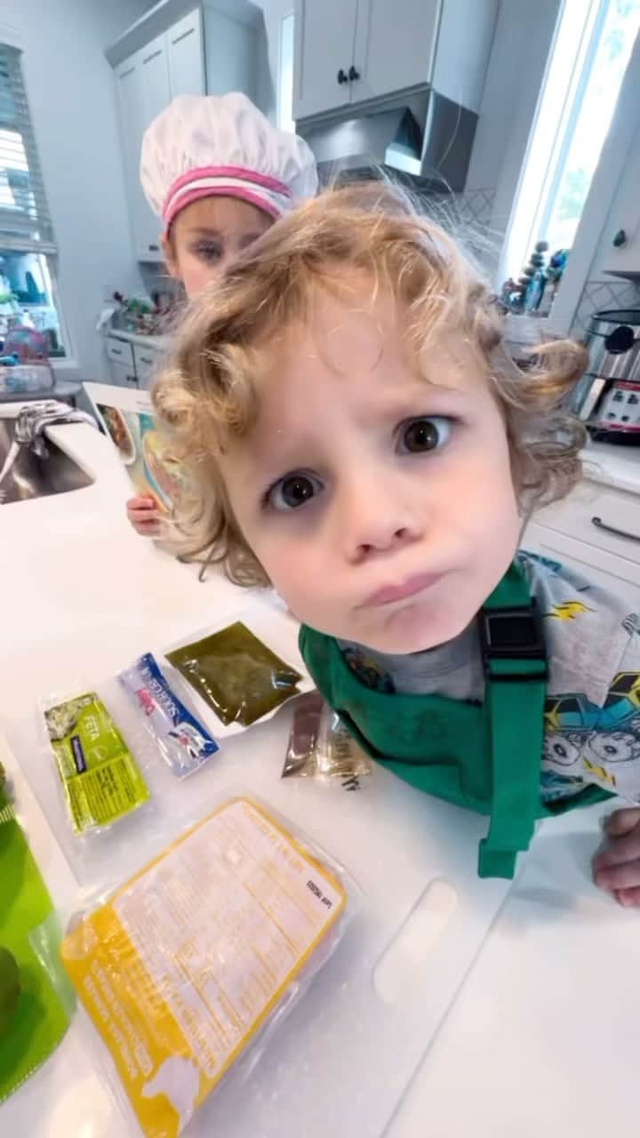 カーリー・ワデルのインスタグラム：「Love cooking with the kiddos, and so much fun with Martha Stewart & @marleyspoon! Get up to $260 off your first 8 boxes with my promo code CARLY!」