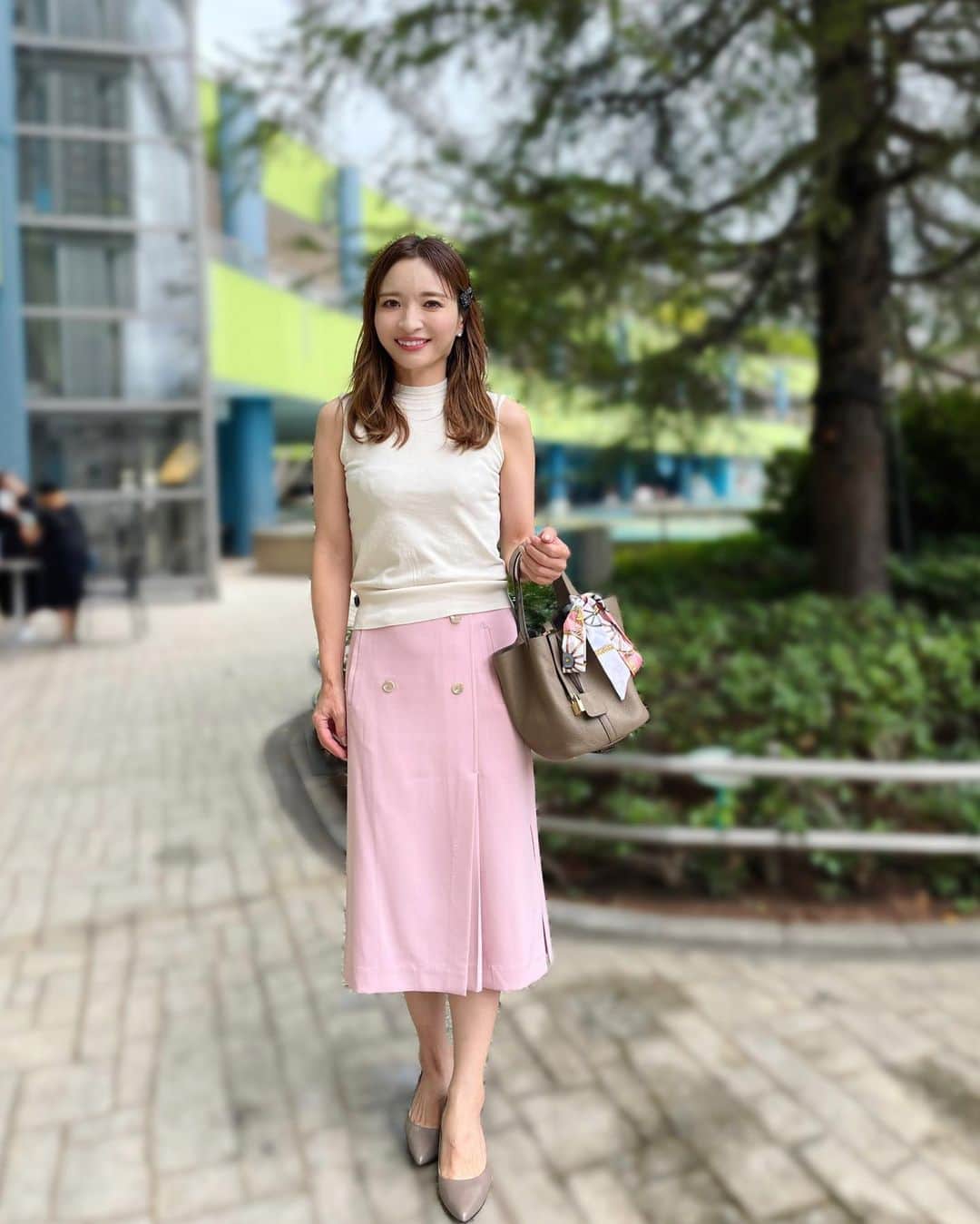 AriizumiEmaのインスタグラム：「コーディネート。 猛暑日では無かったので、晩夏もののニットを着てみました。 雨模様だったので、久しぶりにパンプスを履きました🥿  朝が少し涼しくなってきましたね^ ^  #tops @gu_for_all_  #skirt  @dholic_official  #パンプス　@esperanza_official   ☑️バッグは楽天ルームに載せています。 ストーリーに楽天ルームのリンクを貼りました💕  ・ #fashion#ootd#codinate#instafashion #コーディネート#アラフォー#アラサー#アラフィフ #大人コーデ #お仕事コーデ  #大人ファッション #大人可愛い #韓国ファッション#綺麗めコーデ#きれいめコーデ#カチューシャ#プチプラコーデ#50歳コーデ」