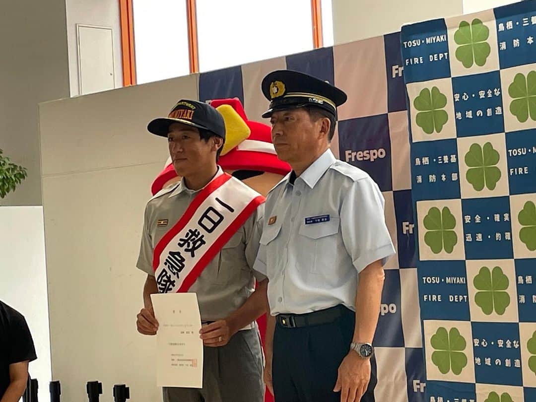 高橋義希のインスタグラム：「救急フェア2023  一日救急隊長に任命され、 フレスポ鳥栖でのイベントに参加。 学びも多く、とても貴重な時間となりました。 多くの方に救急についていろんな事を感じていただけたら嬉しいです。  サガン鳥栖に救護マーク交付！  多くの人が利用する施設で救急事案発生時に適切な応急手当ができるスタッフが常駐し、AEDを設置している事業所として、株式会社サガン・ドリームスが鳥栖市内第一号となる「救マーク」認定を受けました。  これからもお客さまに安心してスタジアムにお越しいただけるよう努めてまいります。  #救急の日 #一日救急隊長 #救護マーク #サガン鳥栖 #サガンリレーションズオフィサー」
