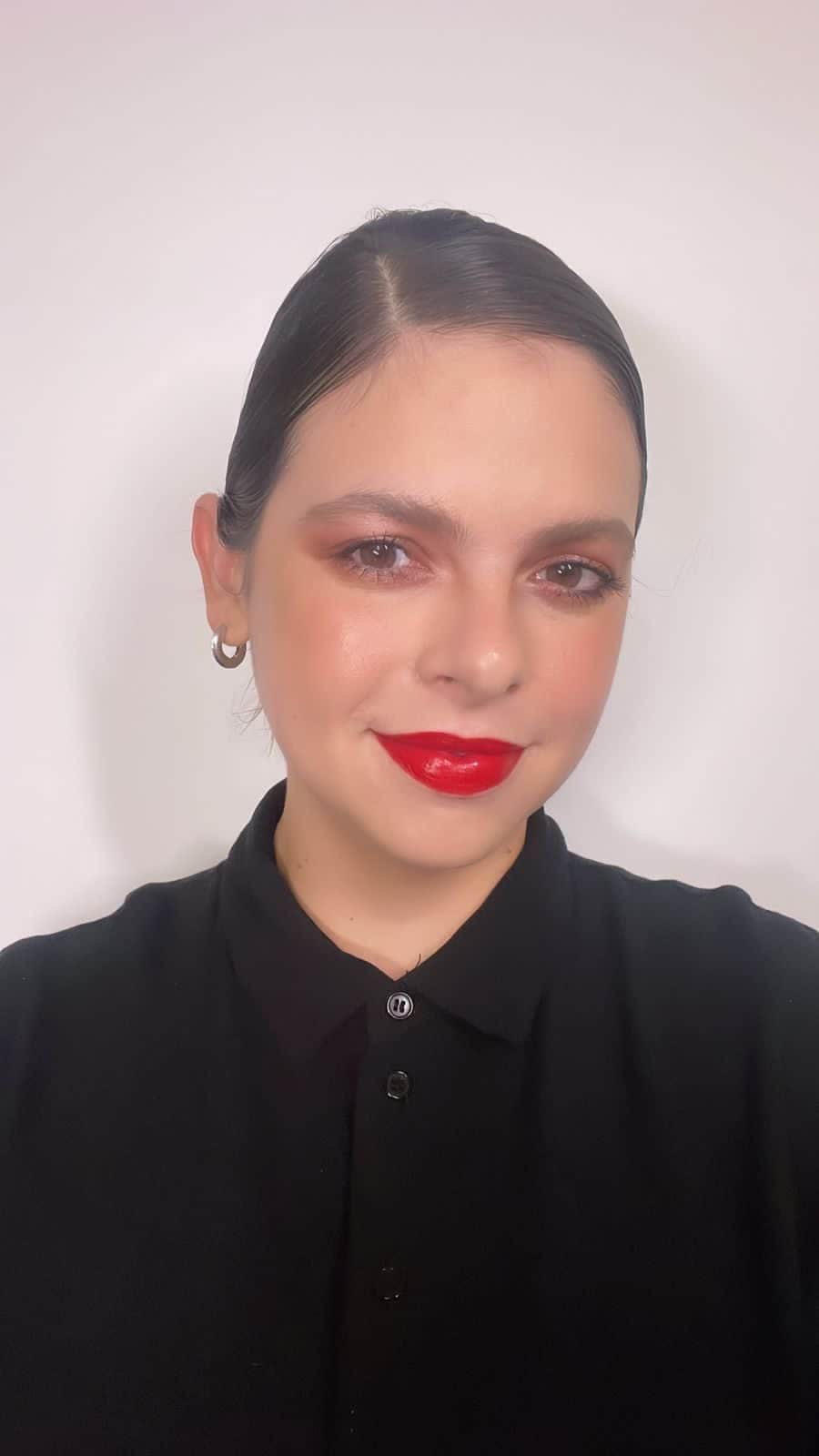 M·A·C Cosmetics BRのインスタグラム：「Live com @fef.onseca  Produtos usados: Preparação - Fix+ - Hyper Real Serumizer Pele - Studio Fix Face Pen NW20 - Studio Fix Pro Set + Blur Light - Bronzer Sunstruck Radiant Rich Rosy - Blush Glow Play Blush Please - Iluminador Show Gold - Fix+ Stay Over Olhos - Paleteta Rose Lens - Máscara MACstack - Big Boost Fiber Gel Fling Lábios  - Squirt Clear - Squirt Heat Sensor - Ruby Woo」
