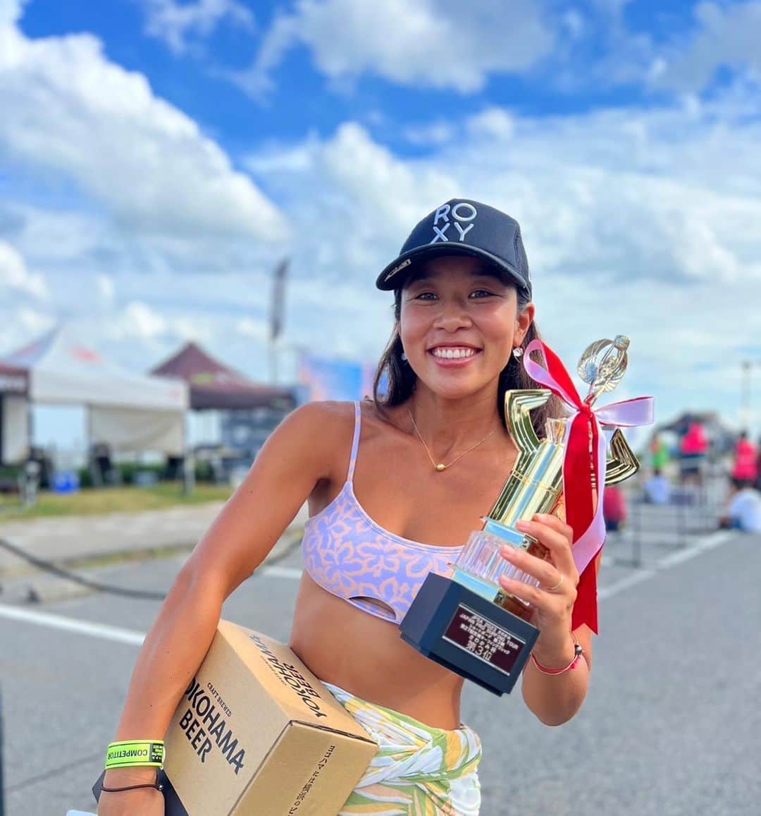 大村 奈央のインスタグラム：「2023プロツアー3戦目の大会は3位🏆 高校生の時、20代の時、30代の今、またこの試合でトロフィー持って帰ってこれたよ〜！ この大会に出てない年もあったけれど、出れると「大人になったね！」と感慨深くなって応援してくれる人たちがいてとってもうれしい🥳 いつも応援ありがとうございます！ 茨城の海ありがとう〜！ （ぎっくり腰をギリギリ回復しながらサーフィンさせてくれたわたしの身体もありがとう🤍） 副賞で @yokohamabeer もらったから乾杯してもらおーっと🍻 pc2 @jpsaofficial  #サーフィン」