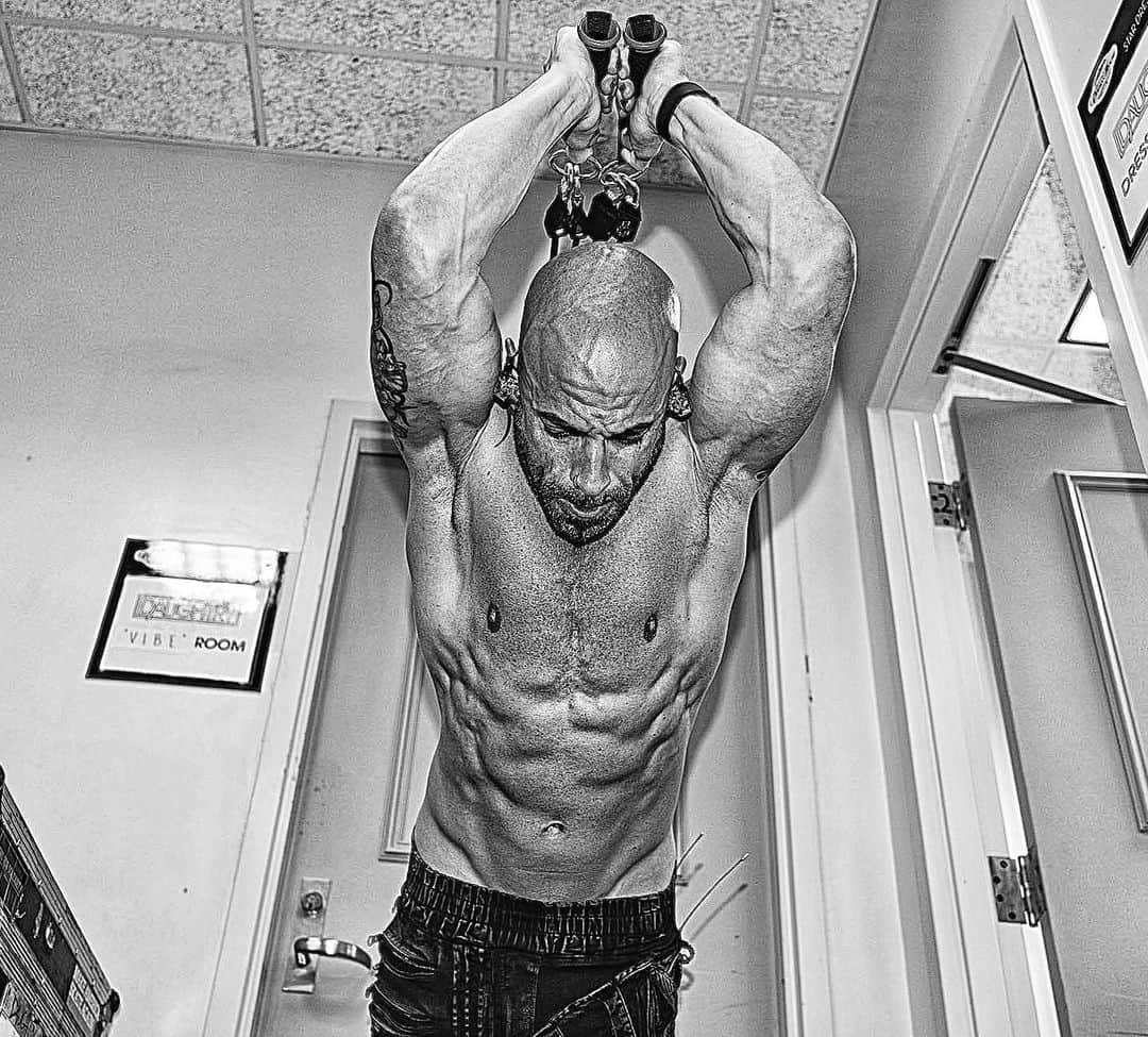 クリス・ドートリーのインスタグラム：「Life is hard.   Results aren’t just handed out.   Anything worth having doesn’t come easy.   Blahblahblah…   You’ve heard it all before.   So what’s MY secret weapon?   It’s simple:  CONSISTENCY   📸 @hrv_images  #fitnessmotivation #inspiration #hardwork #getafterit」
