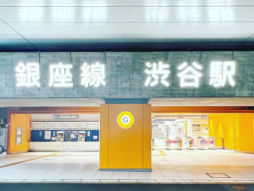 YOKANさんのインスタグラム写真 - (YOKANInstagram)「《OhaYOKAN》  今朝の 原宿表参道は曇天なり…☁️  とても涼しく どんよりとした朝🌅  朝ラン＆ウォークは  お仕事の関係で 短めでしたが快調でした…🏃‍♀️👟  さて  『朝のルーティンのお話②』  朝のお散歩 毎朝よく続くね❓  って よく言われるのですが  例えば  最近は ちょっとハードワークで  睡眠時間も少なく  唇も肉体も 疲労困憊気味…😱  そんな時まで 走ってないで休息を…💤  と思いきや  逆に 走った方が元氣になるし  スタジオに こもってばかりなので  外に出ると ウキウキするし  四季を五感❓  ではなく  味はないから 4感でリアルに感じたり（笑）  それから  走っている時に  いろいろと 無意識のうちに考えていて  心の整理が出来たり いいアレンジが浮かんだりと  YOKAN的に  必要な ルーティンとなっています☆  さらに  朝ラン後の ストレッチ＆バスタイムも…♨️  朝のルーティン  朝ランのお話でした❣️  ※今朝の  《YOKAN散歩》  街角アート写真は  看板デザイン＆駅ロゴ…🖼️  渋谷  『銀座線・渋谷駅・明治通り方面改札』  《銀座線 渋谷駅》と  かなり巨大な電飾文字…✨  存在感がすごく いつ見ても圧巻です❣️  当初は シンプル過ぎで  飾り気なくて 味気ないと思っていましたが  今は 何故だか可愛らしく感じます❣️  #harajuku #omotesando #tokyo #原宿 #表参道 #morning #朝 #running #ジョギング #朝ラン #walking #ウォーキング #朝活 #OhaYOKAN #YOKAN散歩 #YOKAN #streetart #街角アート #sighboard #看板 #stationlogo #駅ロゴ #駅ロゴ便り #銀座線渋谷駅 #ginzalineshibuyastation #インスタ映え #tokyocameraclub #instagram #笑顔でステキな1日を💓」9月7日 6時59分 - yokanstudio