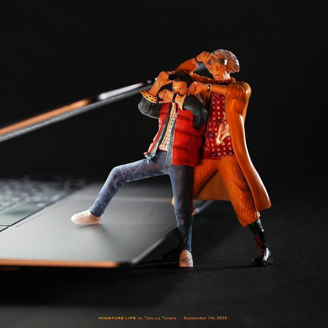 田中達也のインスタグラム：「⠀ “Mac to the Future” ⠀ ⠀ マック・トゥ・ザ・フューチャー ⠀ ⠀ ─────────────────── 《EXHIBITION info》 ⠀ 【ミニチュアの視点で見る日本－田中 達也 展】 Japan from miniatures - Tatsuya Tanaka at Japan House São Paulo until : Oct. 8, 2023 ⠀ 【ミニチュアライフ 神戸エアポート】 MINIATURE LIFE × KOBE AIRPORT ⠀」
