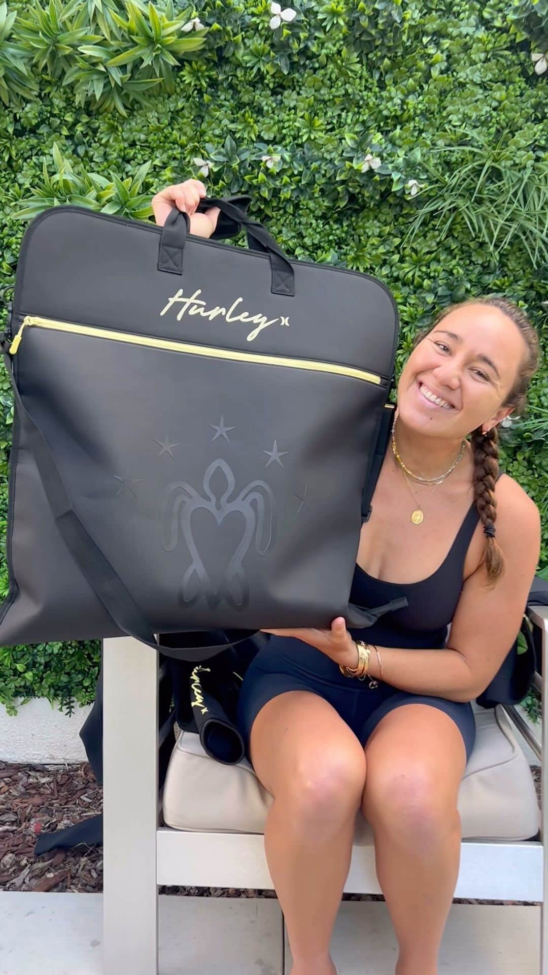 カリッサ・ムーアのインスタグラム：「Thank you @hurley @hurleywomen @hurley_eu for my new #AiR wetsuits for the Finals 🙏🏼 They feel like a second skin in the water and the sweet signature touches make them extra special 😍 surf clips/ @hampositive」