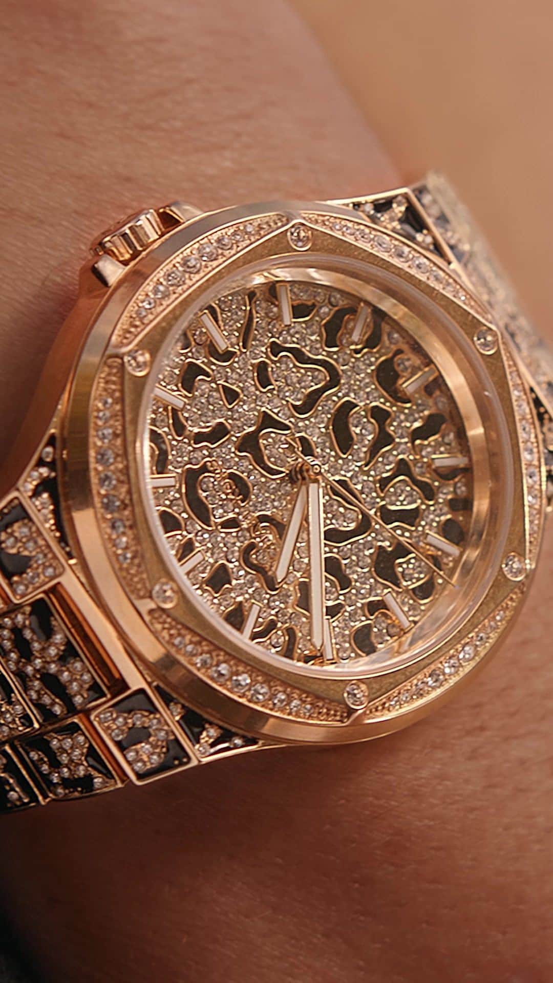 のインスタグラム：「Big time style. The Lennox animal pavé watch. #MichaelKors  Directed by @Jack_Shanahan_DP」
