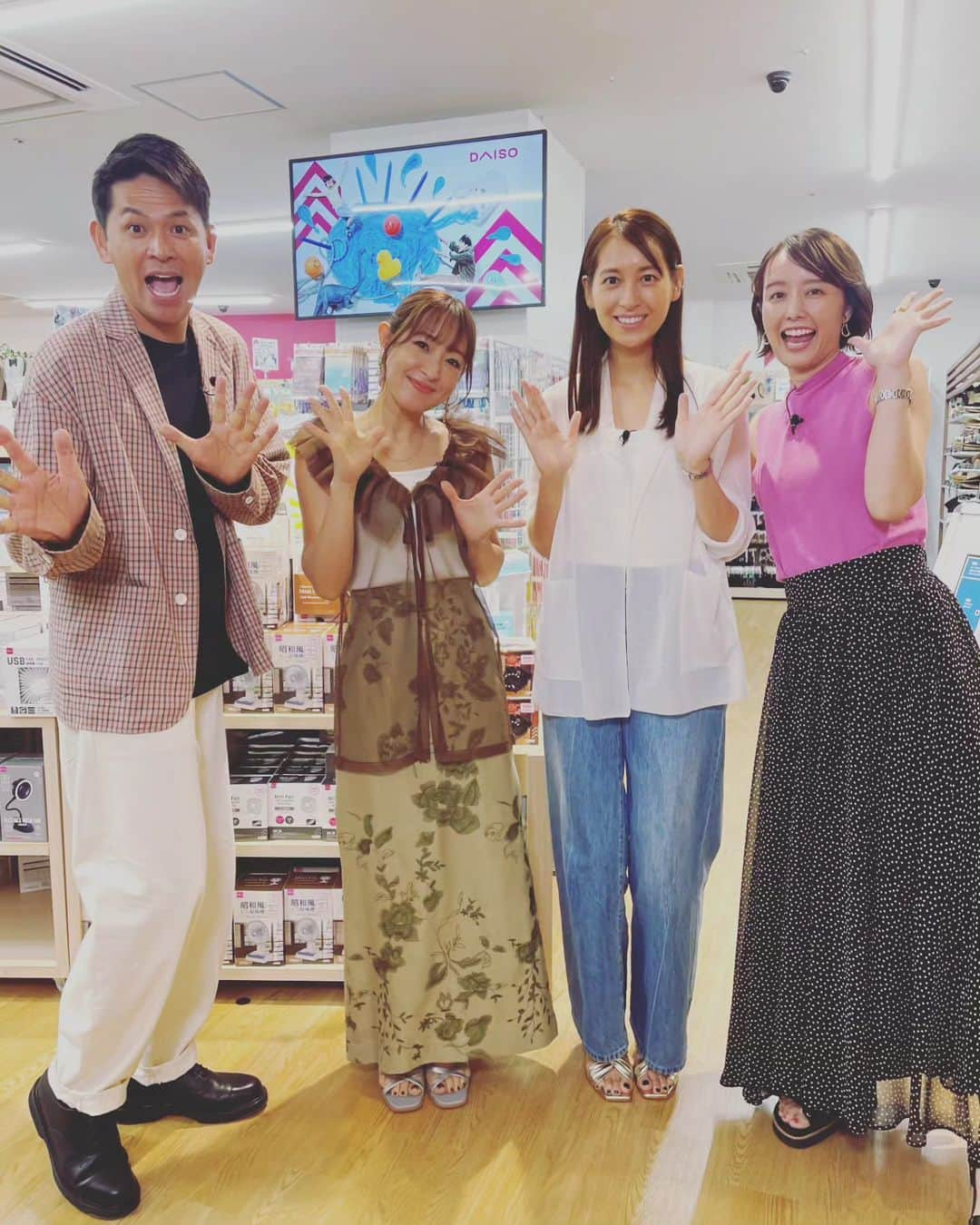 中村仁美さんのインスタグラム写真 - (中村仁美Instagram)「今日はヒルナンデス 大沢女子会✨ 　  岡田さん あかねちゃん  そして  おそらく 一緒に仕事をするのは初！！ 青木裕子ちゃんと☺️  昔は超〜ご近所さんで ちょこちょこ お会いしていたのですが…  久々のこの日は ロケバスでの中で ずーっと子供の話し😆  毎回毎回 ヒルナンデスのお仕事は 楽しすぎます！！！  感謝✨✨  #ヒルナンデス #大沢女子会  #初お仕事  #裕子ちゃん #私より背が高い😁」9月7日 7時04分 - nakamura_hitomi_official