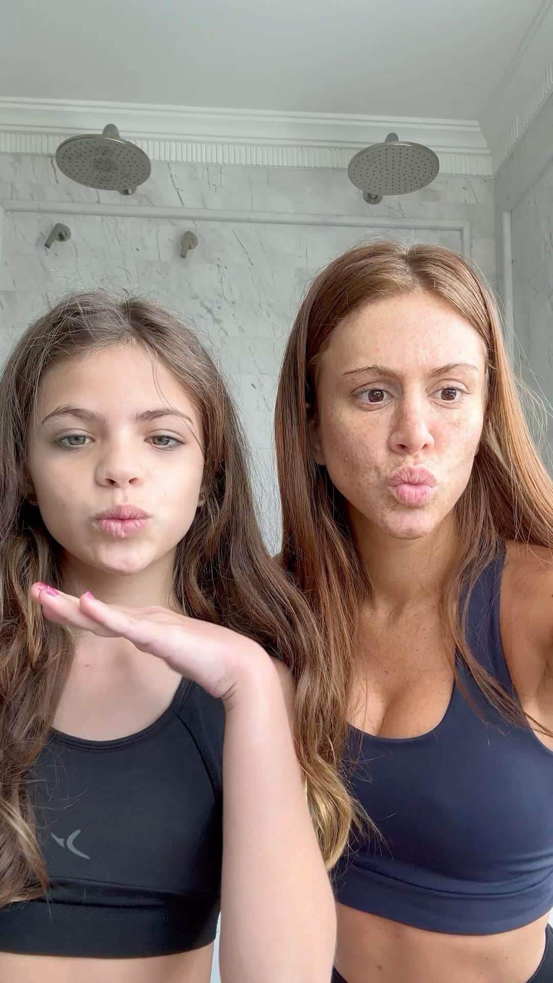 マリ・マリアのインスタグラム：「Eu e @catarinamariacat 🫶🏻」