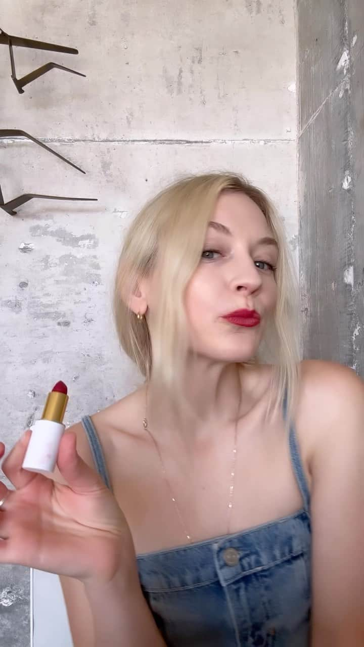 エミリー・キニーのインスタグラム：「Hanging out with @tina_turnbow and trying out @ogee ‘s lip colors for my upcoming shows…which do u like best on me?! (I think I like the bright red 💄💋!)」