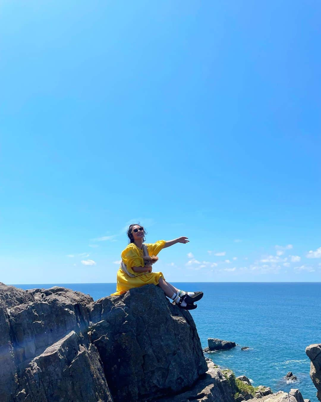 近藤夏子さんのインスタグラム写真 - (近藤夏子Instagram)「夏が行くね☀️  太陽の光モリモリ浴びて過ごした日🌞✨ 夏は苦手だけど、、、 海を眺めるのは大好き💕 空を見上げるのも大好き💗 高いところも大好き😏✨w 美味しいものも大大大大好き😋❣️ #夏の思い出 #弾丸旅行 #東尋坊 #福井観光」9月7日 7時14分 - kondonatsuko