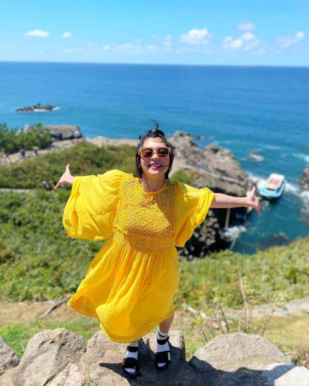 近藤夏子のインスタグラム：「夏が行くね☀️  太陽の光モリモリ浴びて過ごした日🌞✨ 夏は苦手だけど、、、 海を眺めるのは大好き💕 空を見上げるのも大好き💗 高いところも大好き😏✨w 美味しいものも大大大大好き😋❣️ #夏の思い出 #弾丸旅行 #東尋坊 #福井観光」