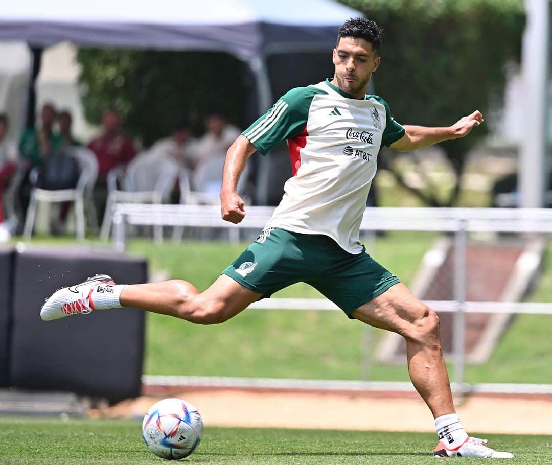 ラウール・ヒメネスのインスタグラム：「#vamostodos @miseleccionmx 🇲🇽⚽️💪🏼」