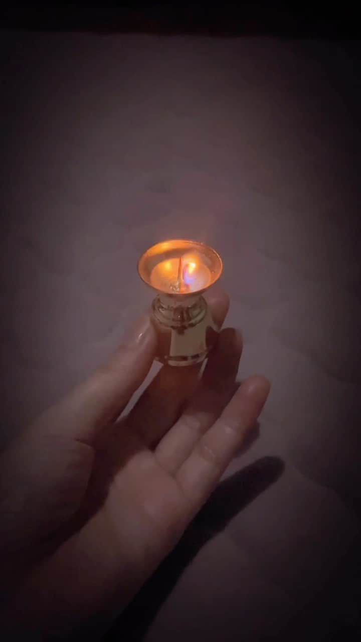 のインスタグラム：「10分蝋燭が燃え尽きる瞬間。 煙がすぅーっと、きれいだなと思った。 命を思った。」