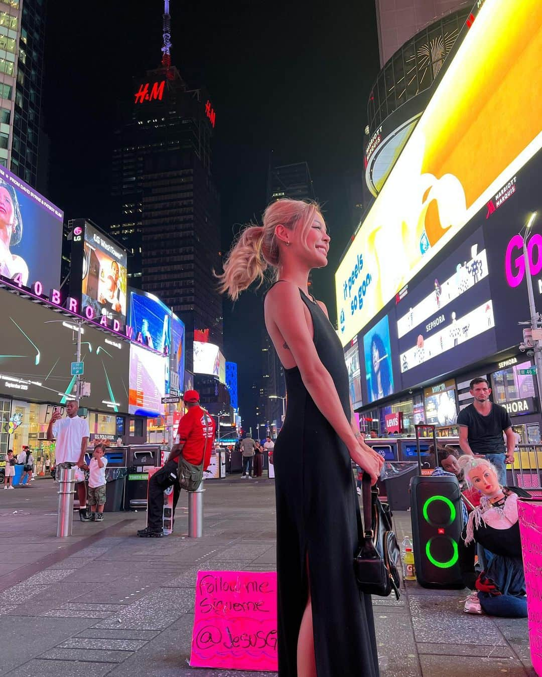 リリーマイマックさんのインスタグラム写真 - (リリーマイマックInstagram)「I’m back in NY!! 😆 & my fam is here!!!! Let’s gooo @dianemac_ wedding this Friday & NYFW this weekend 😇  GEE i hate Times Square 😂 Elmo & Minnie Mouse are aggressive」9月7日 7時50分 - lilymaymac