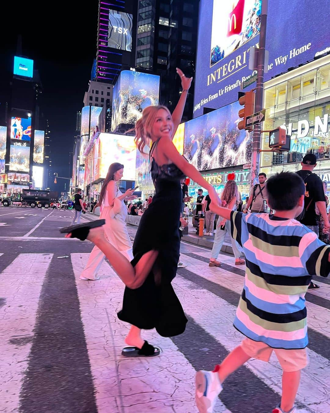 リリーマイマックさんのインスタグラム写真 - (リリーマイマックInstagram)「I’m back in NY!! 😆 & my fam is here!!!! Let’s gooo @dianemac_ wedding this Friday & NYFW this weekend 😇  GEE i hate Times Square 😂 Elmo & Minnie Mouse are aggressive」9月7日 7時50分 - lilymaymac