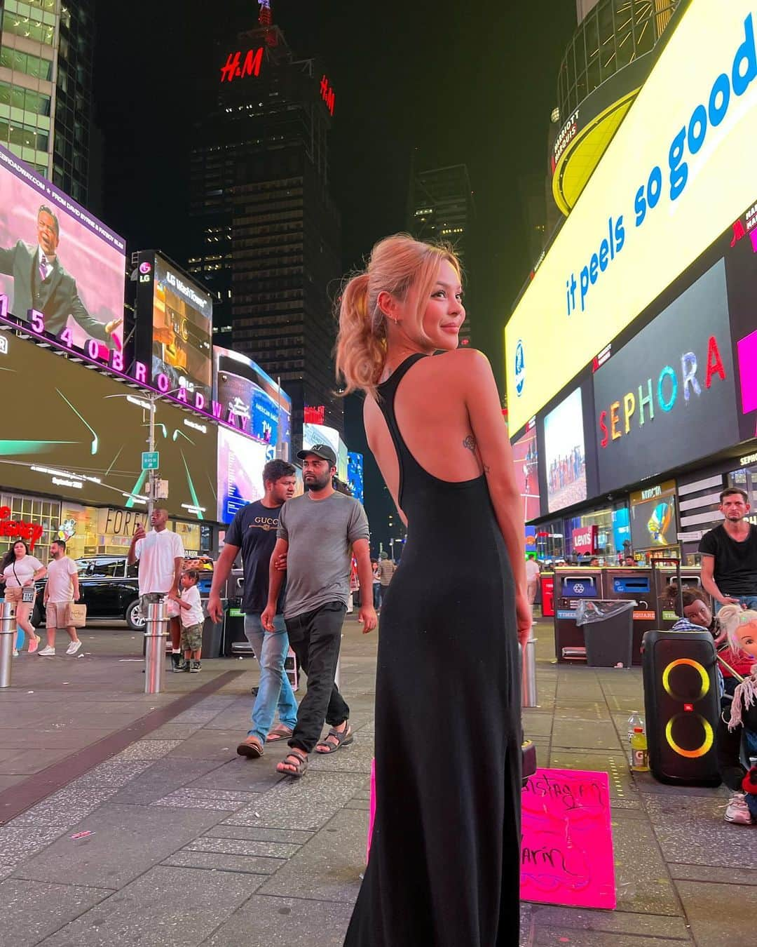 リリーマイマックさんのインスタグラム写真 - (リリーマイマックInstagram)「I’m back in NY!! 😆 & my fam is here!!!! Let’s gooo @dianemac_ wedding this Friday & NYFW this weekend 😇  GEE i hate Times Square 😂 Elmo & Minnie Mouse are aggressive」9月7日 7時50分 - lilymaymac