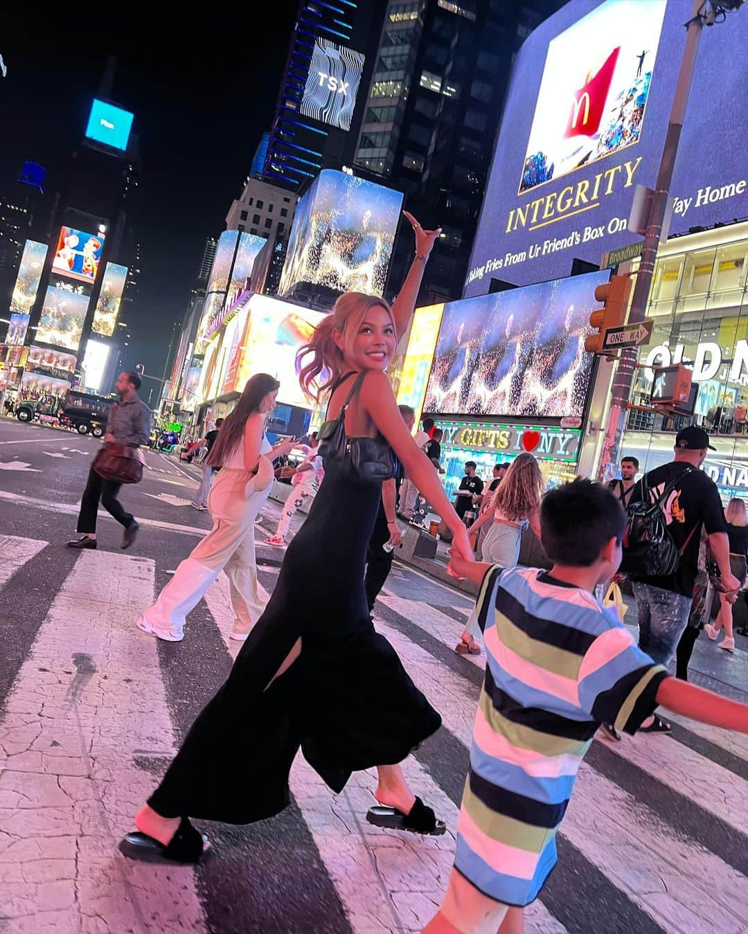 リリーマイマックのインスタグラム：「I’m back in NY!! 😆 & my fam is here!!!! Let’s gooo @dianemac_ wedding this Friday & NYFW this weekend 😇  GEE i hate Times Square 😂 Elmo & Minnie Mouse are aggressive」