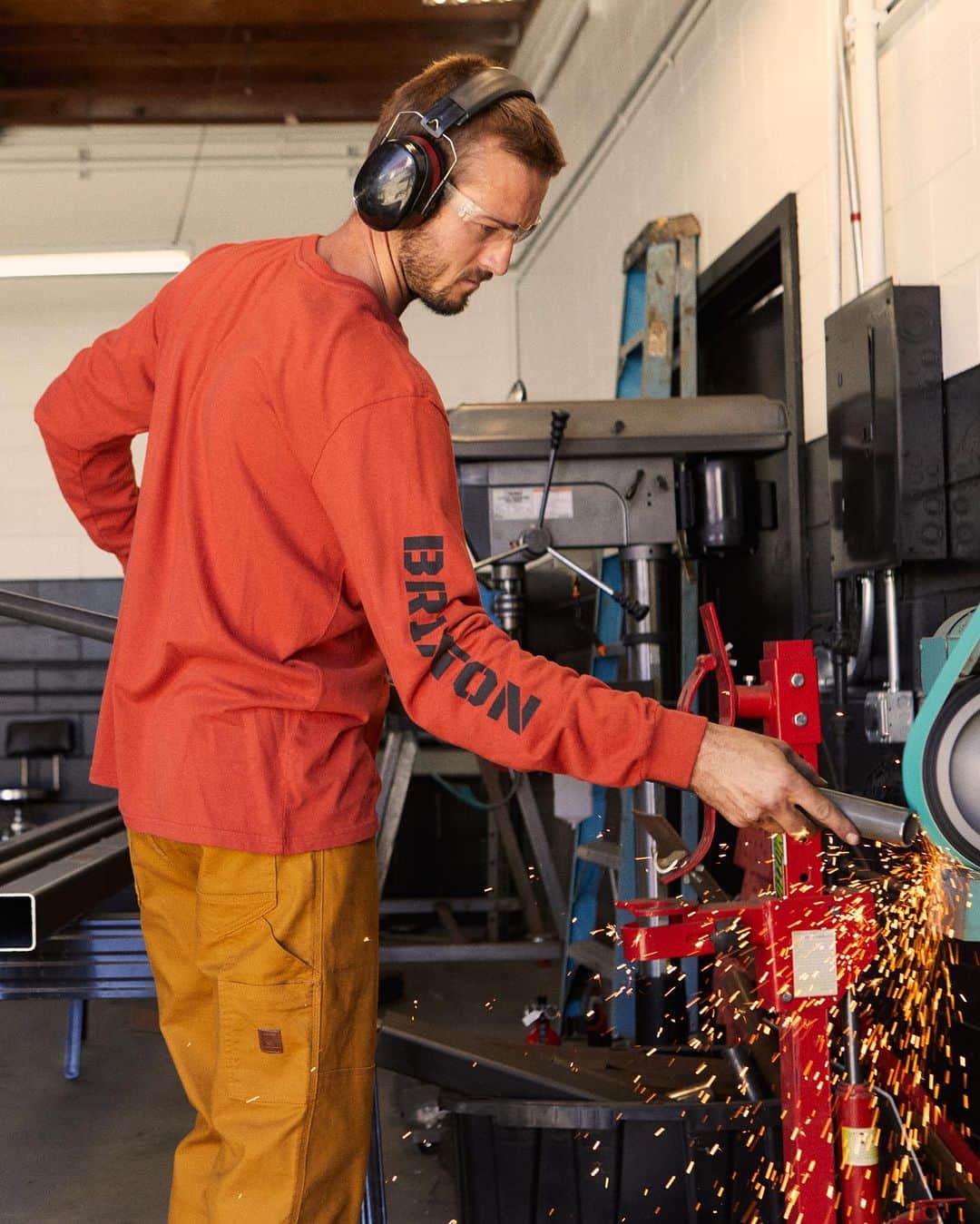 ブリクストンのインスタグラム：「Durable, and flexible with room to move, the Builders Carpenter Stretch Pants are a true workwear staple.」