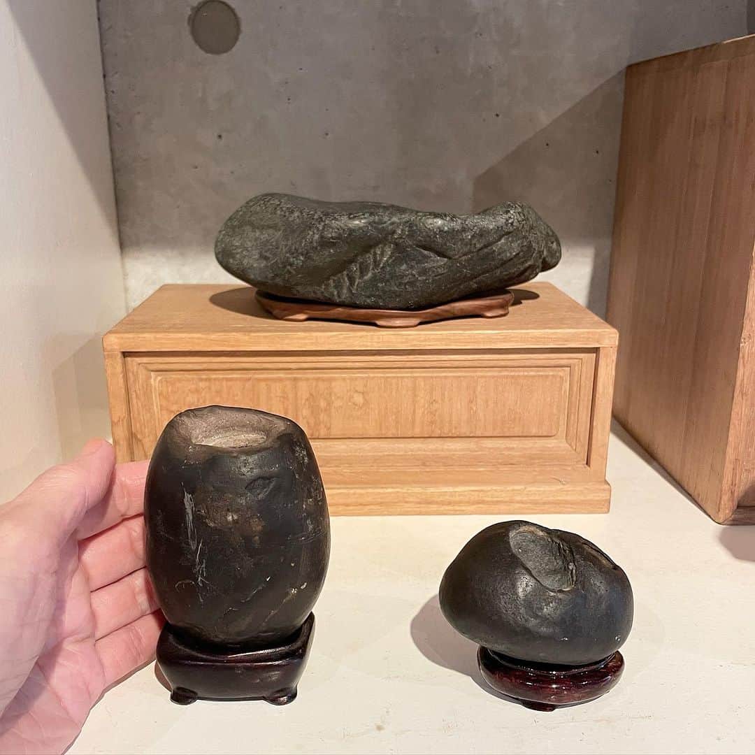 とよた真帆さんのインスタグラム写真 - (とよた真帆Instagram)「YouTubeで水石 #すいせき   の展示会に伺った模様をアップしました！ストーリーにリンクを貼りましたので是非ご覧ください✨  800年以上、日本にある ディープな趣味の世界が垣間見れますよ✨  愛知県とよた、で行われた 小さな石ばかりを集めた展覧会に私の15センチ以下の水石も出品しました。  2枚目の写真の水石はこれから別の展覧会に出す紋様石です  3枚目は私の小さな石のコレクションの一部。 小さな穴があいていますが、これはポットホールといって上流から流れてきた小石が石に留まりクルクルと石を削っていったもの。  小石は一定の時間でまた流れていくか、そのまま無くなるか、、  そして穴にまた新たな小石が入りクルクルと石を掘っていく "時の流れ"を感じられるものです🫡  会場には出品者それぞれの石の表現が多数。 お楽しみください🫡  #youtube  #水石  #japan  #伝統  #石  #suiseki」9月7日 8時03分 - maho_toyota