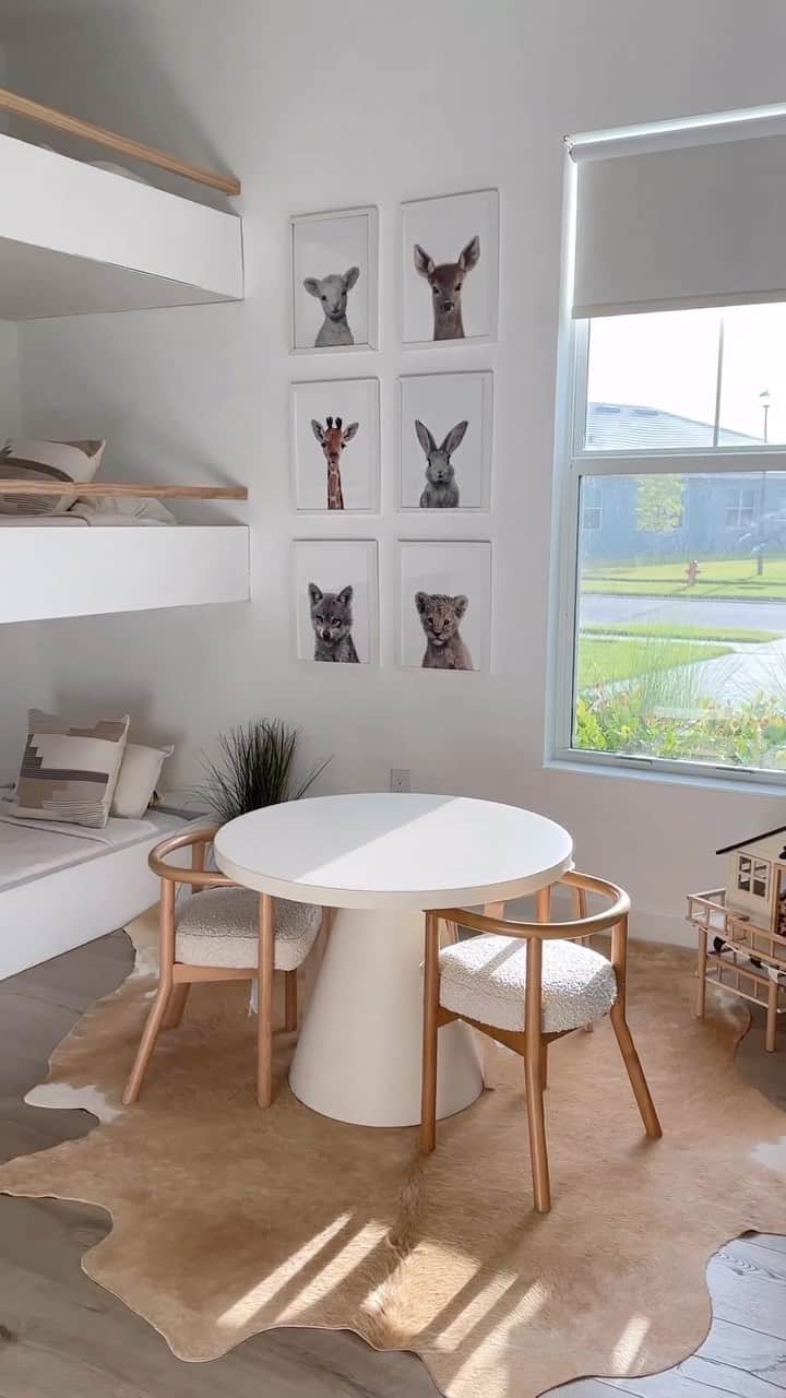 ジャスミン・トゥークスのインスタグラム：「Big design, small space? Create a sleek yet serene room that’s built for two (or more) to sleep and play. Because it’s always better together.  📷: @mariaevaldes  #KidsRoom #SharedKidsRoom #KidsFurniture #KidsDecor #BuiltInBed #BunkBedIdeas #BunkBed #KidsDesign #KidsInteriorDesign」