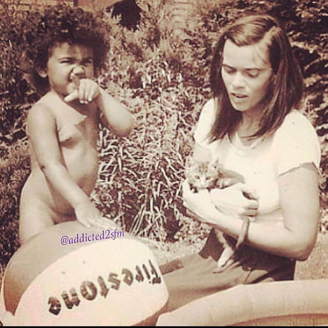 シェマー・ムーアのインスタグラム：「Momma Marilyn (September 6, 1943- February 8, 2020)…. Woulda been 80 years young today… HAPPY BIRTHDAY to the most amazing, loving, inspirational, funny, smart, pain in my ass mom!!! My life will never be the same without you!!! I will finish what we started and built together!!! I Love you and miss you sooooooo much…. I wake up each day to make you Proud!! I will teach My daughter Frankie All that you taught me… to be kind and Great!!! And to always “Own My Dignity” ❤️🕊️🎉🎉🎉」