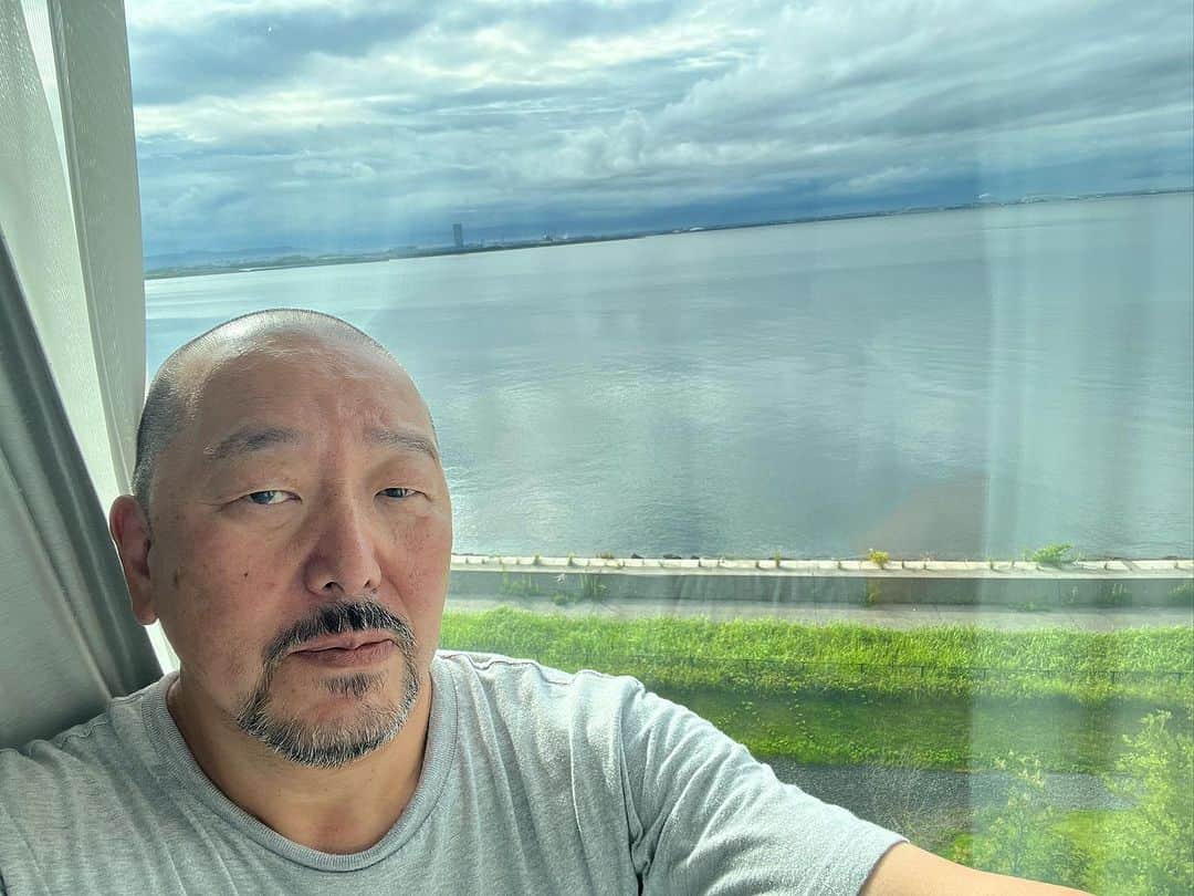 マグナム北斗さんのインスタグラム写真 - (マグナム北斗Instagram)「石和温泉から富士山を回って西に移動。  今朝は蒲郡で迎えました。  美味いもん食うて、エェ風呂に浸かる。  こんなエェことはありません。  今日は安全運転で帰ります。  こんなことを書いてると、「貴方が楽しんでる時に、苦しんでる人もいるんです。」なんてネタミの書き込みも、俺には一度も来たことないしね。  まぁ、そんな卑屈なヤツは、俺のフォローなんて出来んか。  今日は安全運転で大阪に帰ります。」9月7日 7時58分 - magnum0316