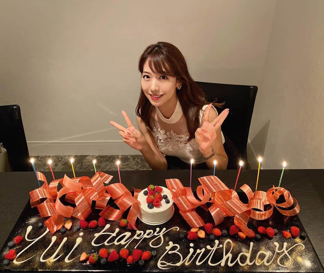 のインスタグラム：「・ ⁡ 今年も無事に歳を重ねました😋🎂 ⁡ ⁡ ⁡ 夜勤だったので日テレの報道フロアで バタバタと速報＆原稿にてんやわんやの中 お誕生日を迎え当日は親友同期達とご飯へ行き、 みなさんからも沢山の温かいお言葉を いただいたりと、心から感謝の１日でした🙇‍♀️ ⁡ ⁡ 毎年家族からもらうカードを今年も💌。 書くのも大好きだけど、今の時代だからこそ 手書きのお手紙をもらうのは本当に嬉しいなー😊 ⁡ ⁡ ⁡ ⁡ 目標は色んな面で余裕を持つこと！🔥 細かいことで言えば起きる時間は10分、 家を出る時間はあと5分早く。笑 そして寝る前の携帯と漫画で睡眠時間を 削らないことなど...😮‍💨笑 ⁡ ⁡ 物事を深〜く考えるのが昔から好きだけど ま、いっか、とポカーンとするゆとりも 大切にマイペースに頑張りたいと思います🐢 ⁡ ⁡ ⁡ そんなこんなで今後とも よろしくお願いします𓈒𓏸  ⁡ ⁡ ⁡ ⁡ ⁡ #スタッフさんが3と2でミニーちゃんだね #と言ってくださり心が軽くなりました #よき１年になりそうな予感 #Birthday #🎂 #0831 #🌕 13年ぶりの #スーパーブルームーン だった日 #セントフォース」