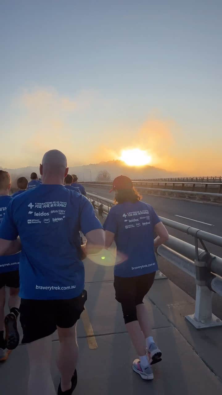 デビッド・ポーコックのインスタグラム：「Early run to support @bravery.trust and the important work they do providing financial support to veterans and their families.」