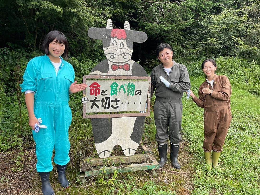 荒木麻里子さんのインスタグラム写真 - (荒木麻里子Instagram)「今月の @shizumottotv は富士宮市編です𓂃🐮 ⁡ 牧場と養鶏場におじゃまして、 まさに『命をいただく』大切さを痛感。 ⁡ 小学校の授業で見てくれる学校もあるとか🫢 嬉しいなぁ♡ 富士宮の須藤市長にも出演して頂きました。 トコチャンで土曜9時、火曜19時〜放送中です！ ⁡ ⁡ #しずちゃん #南海キャンディーズ #いけや賢二 #荒木麻里子 #トコチャン #ロケ #富士宮市 #富士宮グルメ」9月7日 8時05分 - marilyn198612