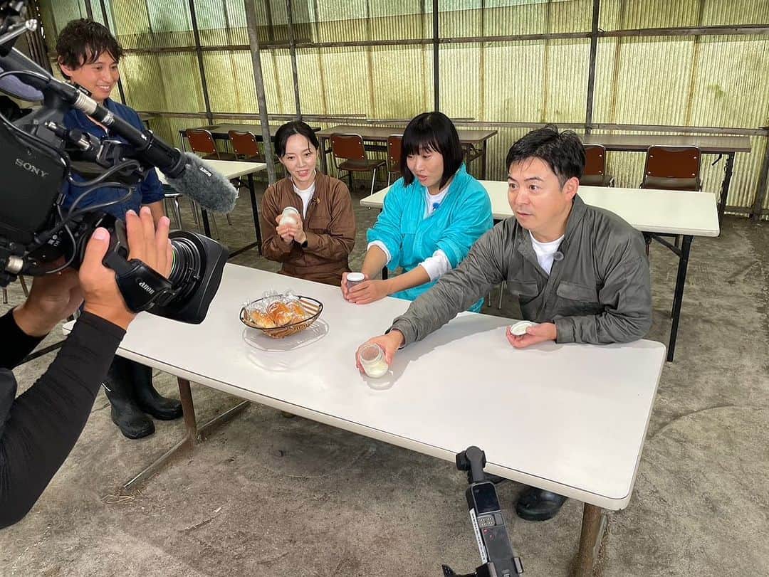 荒木麻里子さんのインスタグラム写真 - (荒木麻里子Instagram)「今月の @shizumottotv は富士宮市編です𓂃🐮 ⁡ 牧場と養鶏場におじゃまして、 まさに『命をいただく』大切さを痛感。 ⁡ 小学校の授業で見てくれる学校もあるとか🫢 嬉しいなぁ♡ 富士宮の須藤市長にも出演して頂きました。 トコチャンで土曜9時、火曜19時〜放送中です！ ⁡ ⁡ #しずちゃん #南海キャンディーズ #いけや賢二 #荒木麻里子 #トコチャン #ロケ #富士宮市 #富士宮グルメ」9月7日 8時05分 - marilyn198612