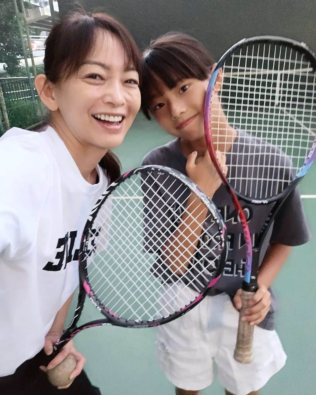のインスタグラム：「昨日は、娘の部活がお休みだったので、練習のお付き合い🎾  降ったりやんだりの雨。  最後はどしゃ降り☔  ここまで濡れたらもういいや💦とずぶ濡れになりながら真っ暗になるまで練習🤣  だいぶ上手になってきたね👏  そーいえば私、ど素っぴんだった🤣ま、いっか。  #テニス #親子 #ママ #ママモデル #モデル #mama #mamamodel #model」