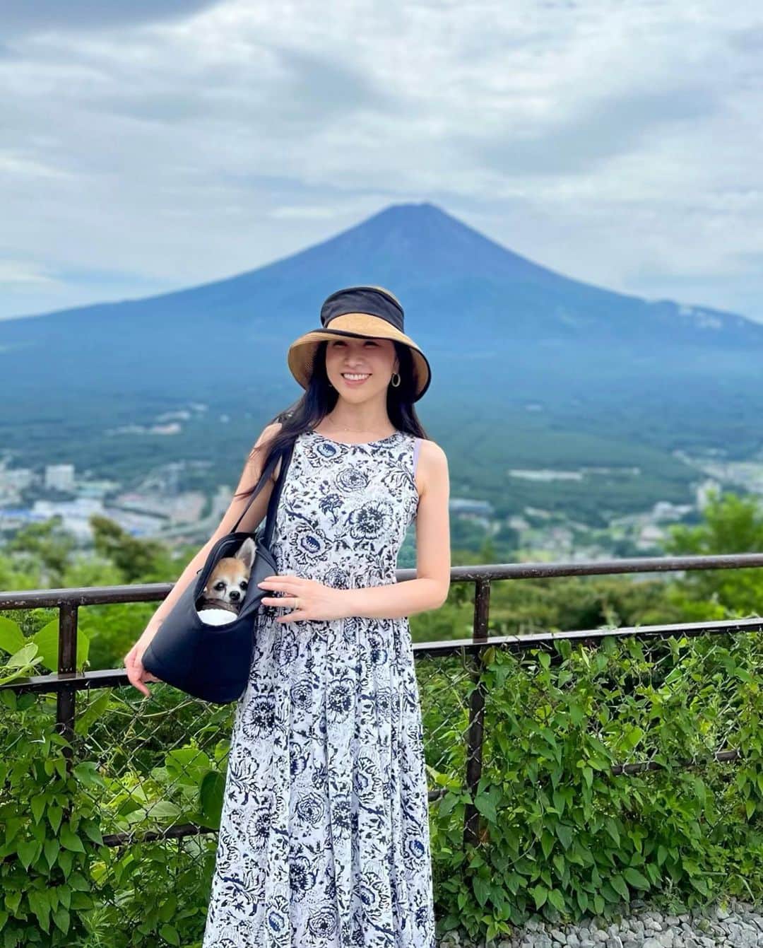 高倉絵理さんのインスタグラム写真 - (高倉絵理Instagram)「夏の思い出。  バイロンと富士山。  『富士山パノラマロープウェイ』で天上山へ。  富士山や河口湖、遠くには南アルプスなどの大パノラマを楽しめました。  こちらは、昔話「カチカチ山」の舞台といわれていて、通称「カチカチ山ロープウェイ」とも呼ばれているそう。 物語にちなんでウサギとタヌキがいっぱいでした。  ※補助犬を除くペット（小動物）は ゴンドラ内のみ、置いてあるハードキャリーに入れて有料にて同伴可能。 大型犬はNG。 （ソフトケース・カート等は不可)  階段の途中で通る人を妨げて急いで入れ替えしないといけないのが大変で危険。 また、ハードキャリーは”消毒済み”とはなっていたけど他のわんちゃんの毛が残っていたりと衛生面も気になりました。 わんこと行けて有難いけど少し残念。  📍 ～河口湖～ 富士山パノラマロープウェイ 山梨県南都留郡富士河口湖町浅川1163-1  @mtfujiropeway   #富士山パノラマロープウェイ #富士山 #わんこと富士山 #わんことお出かけ #わんこと旅行 #河口湖 #シニア犬と旅行」9月7日 8時08分 - eri_t28