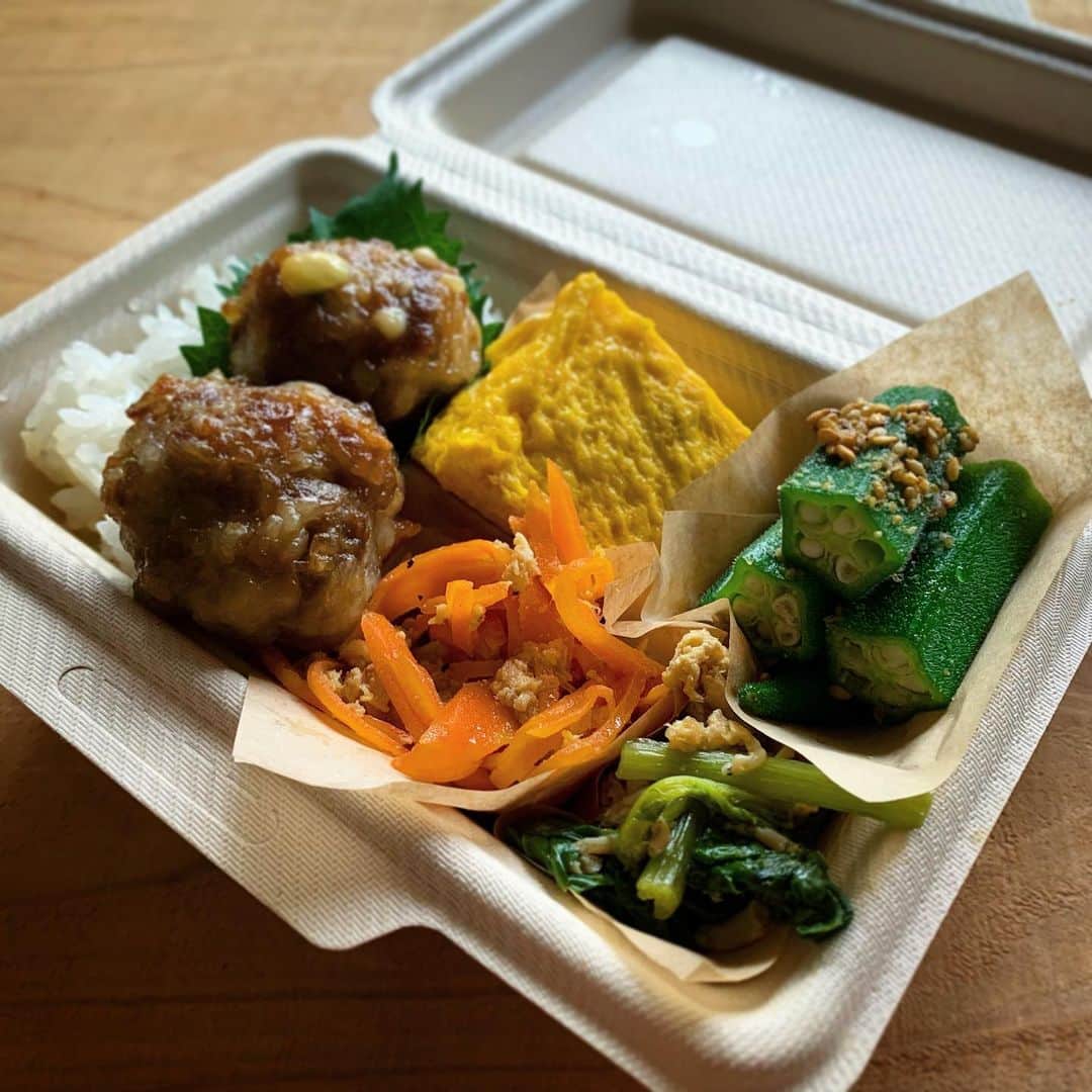 mikaのインスタグラム：「2023.09.07木曜日 ・ 本日の娘R弁当 ・ 牛こまチーズだんご 出汁巻き玉子 にんじんしりしり 大根葉とじゃこ煮たの おくら胡麻和え ・ ミック・ジャガーが80歳ってことに驚き まだまだ現役なことにさらにビビる #素晴らしいなあ ＊ ＊ #お弁当 #娘弁当 #弁当 #地味弁 #渋弁 #枯れ弁 #女子弁当  #和食 #bento #bentobox #lunch #lunchbox  #曲げわっぱ #公長齋小菅 #野田琺瑯  #工房アイザワ #暮らし #本日の娘R弁当  #マカロニメイト  #フーディーテーブル」