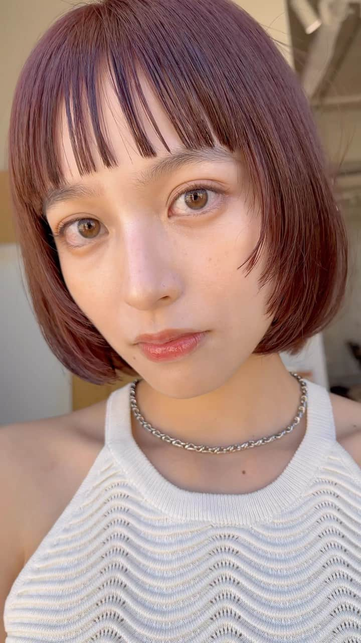 佐脇正徳のインスタグラム：「長さは変えたくないけど.... 気分を変えたい✨ ⁡ そんなお客様に 最近は 顔周りをデザインする事が多いです ⁡ 動きと 小顔効果もあり 可愛いですよ✨ ⁡ 今回はスタイリングは @kevinmurphy_jp  @kevinmurphy_4salon  ⁡ 良いと思った方は保存お願い致します🙇‍♂️ ⁡ ⁡ 【ご予約方法】 ホットペッパー、お店のHP、TELでもご相談下さい🙇 ⁡ 【営業時間】 平日11:00〜20:30 土日.祝日10:00〜19:30 ⁡ 【場所】 LOAVE TEL☎︎03-6427-7340 東京都渋谷区神宮前5.45.8.3F 銀座線/半蔵門線/千代田線/表参道駅 A－１ 出口より 徒歩４分　#ショート　#ボブ　#ボブショート　#青山美容室　#佐脇スタイル　#佐脇ヘア　#LOAVE #ファッション　#ハイライト　#前上がり　#前上がりボブ　#オン眉」