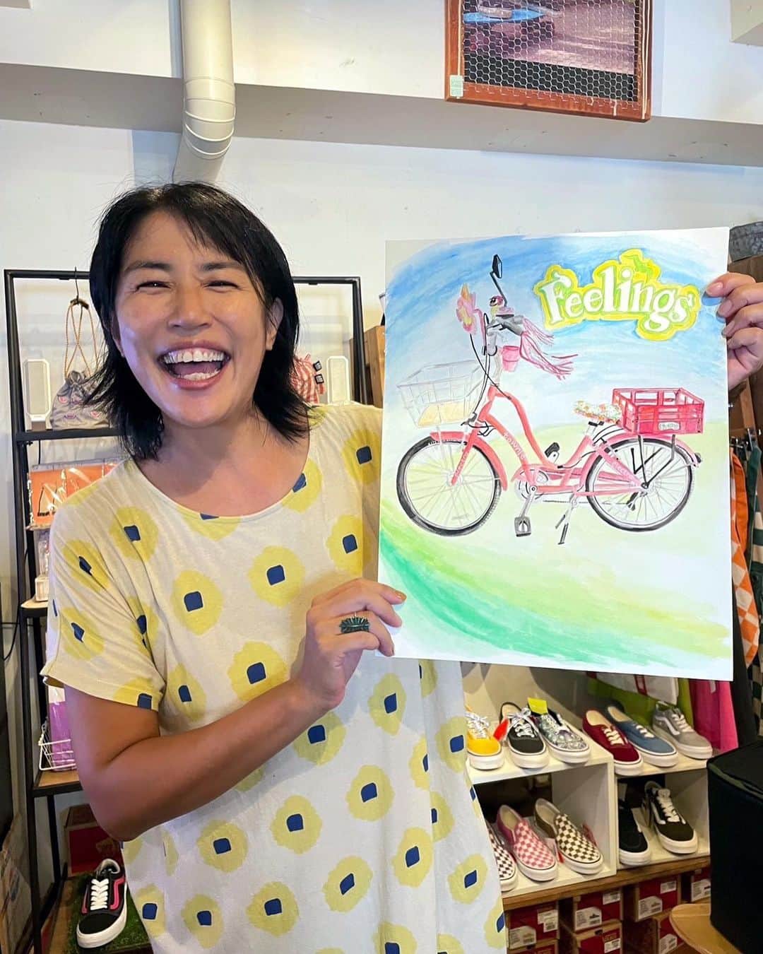 奥山佳恵のインスタグラム：「・ よかったら原画をどうぞ♪  @feelings_shonan さんへ @shonanstylemagazine  #湘南スタイル 8月号の #奥山佳恵の湘南手帖 で 描かせていただいた水彩画 FEELINGSの愛用自転車原画を もらってもらいましたー♡  愛をこめて描いたので！ 受け止めてもらえたら嬉しい！ この自転車は私の大切な足よ♪  @mihomush みっほーちゃん 私に自転車をありがとう！  最後の写真は これからも大好きなものをたくさん描くわ。の顔 湘南の街には大好きが あふれているからー！ ・」