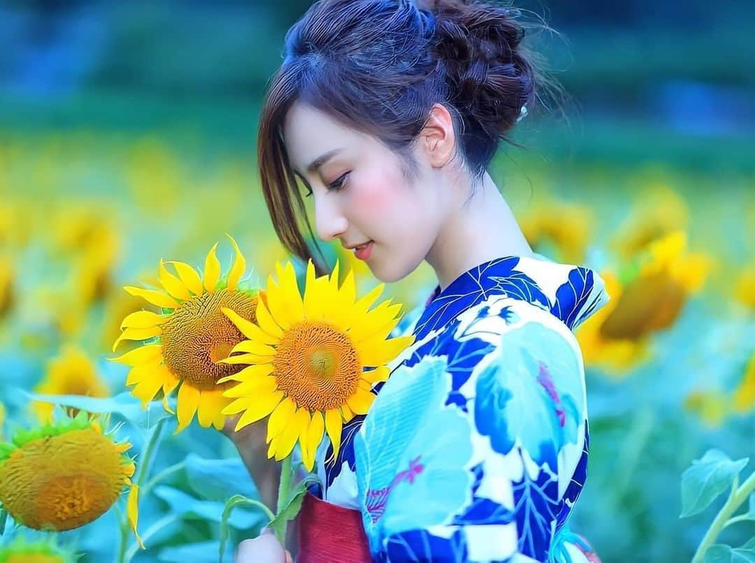 舘林佳史のインスタグラム：「✨ひまわりと浴衣🌻日本の夏✨  model:すみれ   誰でも物語の主人公になれるをキャッチコピーに ドラマや映画の物語のワンシーンの様なDramaticStoryPhotと言う名前で活動作品作りをしています。  大好評のドラマティックフォトのご依頼はこのクオリティーで30000円〜(ほぼ諸経費)で受け賜わっています)^o^(   素敵な作品を一緒に作りたい！コラボレーションしたい 美容師・メイクアップアーティストさん ・服飾デザイナーさんクリエイターさんも随時募集中です✨  お姫様になりたい👸物語の主人公になってみませんか^ ^⁉︎  たった一枚の写真で人生が変わる‼️  ドラマティックフォト撮影に興味がある方撮影依頼 お待ちしてます☺️💓  モデル宣材撮影 コンポジ Book作り プロフィール撮影 ブライダルフォト記念撮影 衣装レンタル 成人式 着物ドレスロケーションフォト スチール サロンモデル撮影 写真集等撮影のご依頼何でもお気軽にお問い合わせDM下さい✨  ༚┈❁┈༚༝༝༚┈❁┈༚༝༝༚┈❁┈༚༝༝༚┈❁┈ ༚༝༝༚┈❁┈ . ．  #ドラマティックフォト #ひまわり #向日葵 #ひまわり畑 #浴衣 #日本の夏 #美女 #ポートレート #作品作り #モデル #モデル募集 #撮影依頼受付中」