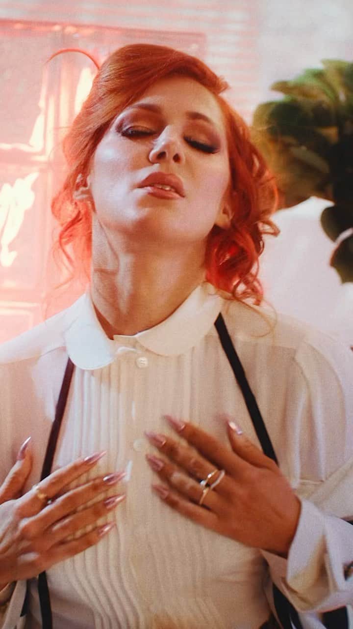 ボニー・マッキーのインスタグラム：「Hot City music video is officially out! Go watch it if you haven’t already!!! Link in bio 😘 #hotcity #indiepop #summerbop」