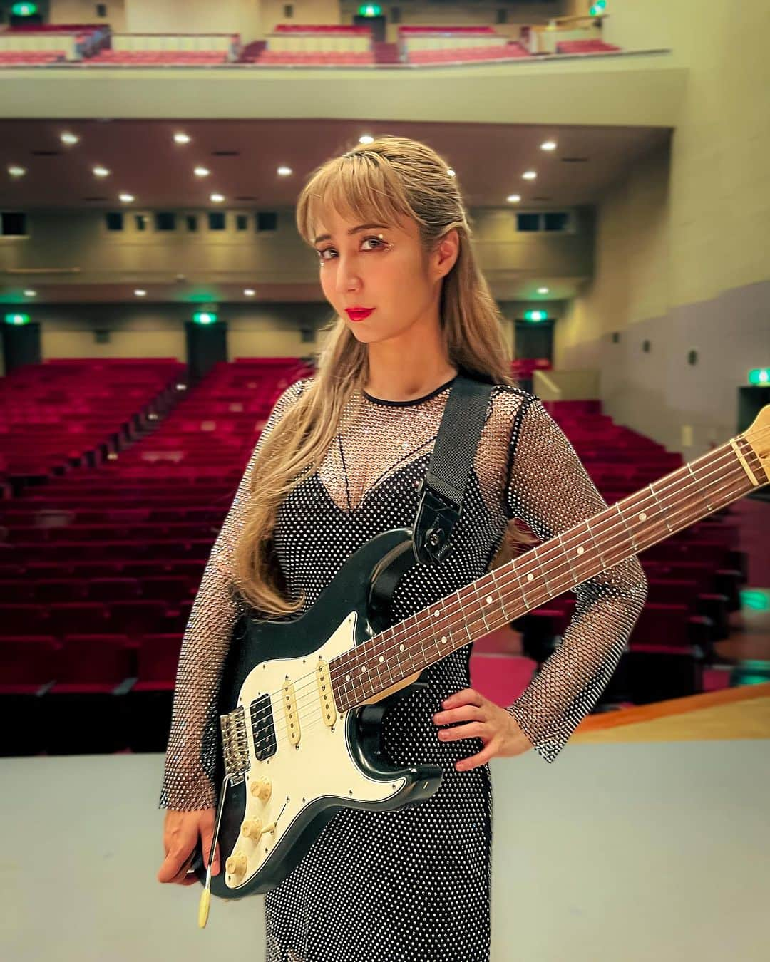 サラ・オレインのインスタグラム：「Thank you 藤沢! 🤘 Japanese surf music🏄‍♀️ 湘南に因んだセトリ 🌊 気づけば8つの楽器を演奏👀  初披露&挑戦はこちらの日本産🎸@freedomcgr  サーフミントグリーンもいつか弾いてみたい  サーフィン🏄‍♀️はできないけど、サーフ音楽で🎸  🎸=FREEDOM CUSTOM GUITAR RESEARCH の Eza SSH(2018)  I always change my repertoire according to the venue. Shonan = beach culture. I can’t surf. But surf music can do 🎸 My first time playing this on stage!  ちょっと海を渡って行くべ！  ツアーいよいよ残り3公演です👋🥲  〜The instruments I used this day この日演奏した楽器達〜  Violin Electric violin Piano Keyboard Kalimba Music box Ocean drum Electric guitar  • • • #sarahalainn #サラオレイン #サラバンド #sarahband #guitar #freedomcgr #エレキ  #sarahstyling #サラスタイル #maje @maje #paris #francefashion #サライブ #sayonaratour #multiinstrumentalist #マルチプレイヤー #surfmusic #jpop #湘南 #藤沢」