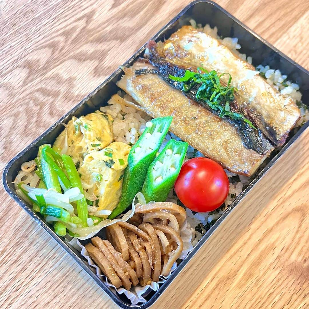 おちあやこさんのインスタグラム写真 - (おちあやこInstagram)「今日の夫弁当。  塩サバ弁当です。 ワカメ混ぜご飯の上にのっけてます。  蓮根きんぴら ニラともやしのナムル だし巻き卵 オクラ  多少、朝晩が過ごしやすくなっているよーな… ないよーな…  秋は来ますかね？ 夏飽きたので、秋物のお洋服をそろそろ着たいのですが。  #今日の夫弁当 #今日のお弁当 #お弁当 #弁当記録」9月7日 8時44分 - ayako_ochi_fukuoka