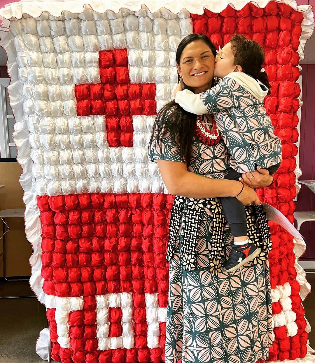 バレリー・アダムスのインスタグラム：「I am incredibly grateful for the opportunity to share the richness of our Tongan culture with Tava and his daycare mates this morning🫶. We sang songs, learnt Tongan words and embraced the beauty of the kiekie and kahoa. We also had a kumete to show the children, although we decided to skip the kava this time. 😄👀.   #happytonganlanguageweek🇹🇴 #ofaatu #houmakiai #tradition #culture #roots daycaretings #tavasidney」