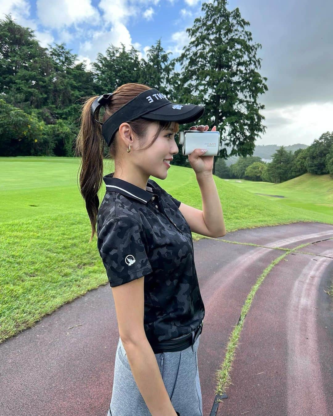 のインスタグラム：「⁡ ・ ⁡ 8月に日本上陸したばかりの韓国発の コスメブランド @dancingwhale_korea 🩵💛 ⁡ ⁡ ４種類のフェイスパックがあって たっぷりな美容液がお肌をモチモチに💆🏼‍♀️♡ ⁡ ⁡ 気をつけててもゴルフとかで普段日焼けを しちゃったりするから 美白やくすみを改善してくれるブリリアントと 乾燥や水分を補ってくれるをモイスチャーが好き🍃 ⁡ ⁡ 全国のドンキホーテで取り扱ってるよ🐳✨ ⁡ ⁡ #フェイスマスク#フェスパック#コスメ#pr」