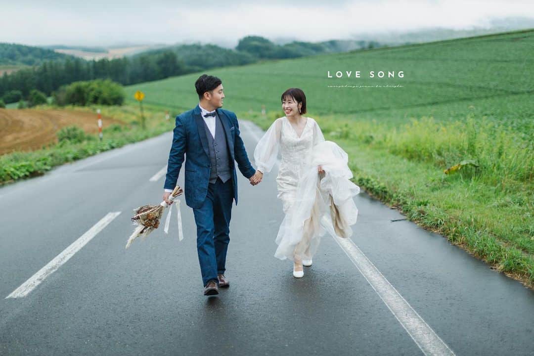 STUDIO SOLAのインスタグラム：「8月上旬の美瑛・富良野。 この頃は雨が多く、青空が恋しかった。  でも、雨も恵み。 広い雨空が作り出すこの景色も、 大切な一日なのです。  9月は9/15〜9/30、 美瑛に滞在しております◎  たくさんのおふたりと素敵な出会いがあることを、 楽しみにしております🍀  撮影のご指名も、お待ちしております◎  Photographer : @kei.deco.ph   毎年大好評の 北海道スタジオSOLAが 2023年は6月〜10月で期間限定OPEN🌻 ⁡ 詳しくは最寄りの店舗までお電話またはメールにて お気軽にお問い合わせ下さい☺️ ⁡ デコルテ公式アカウント ▷▷ @decollte_weddingphoto ⁡ スタジオアクアSOLA ▷▷ @studiosola_hokkaido  ⁡ ⁡ #d_weddingphoto #デコルテフォト #スタジオソラ #美瑛前撮り　 #スタジオSOLA #北海道ウェディング　 #撮る結婚式 #紅葉前撮り　 #ウェディングフォト #フォトウェディング #フォトスタジオ #花嫁 #プレ花嫁 #卒花嫁　 #関東花嫁 #リゾートウェディングフォト #花嫁準備 #前撮り #道産子花嫁さんと繋がりたい  #道産子花嫁  #結婚式準備  #ヘアメイク #洋装前撮り 　 #ドレス試着 #北海道前撮り  #ウェディングフェア #プレ花嫁さんと繋がりたい #全国のプレ花嫁さんと繋がりたい #日本中のプレ花嫁さんと繋がりたい」