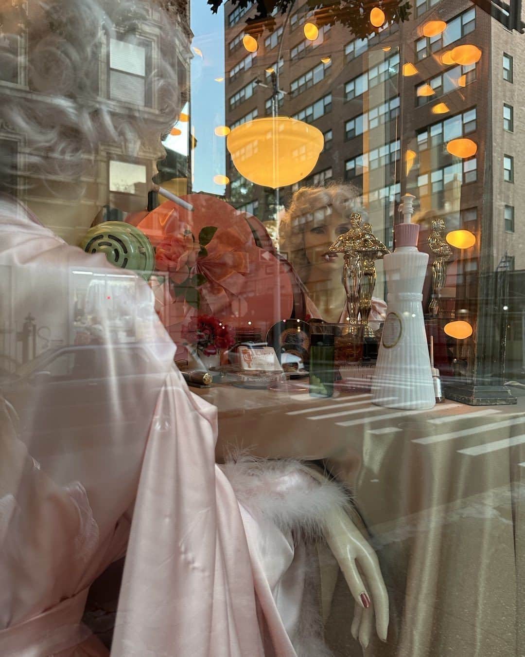JULIEN D'YSのインスタグラム：「On the way to book sign 📕🖍️for carine❤️ @carineroitfeld @thebookmarc #newyork #window  sept6.2023 @crfashionbook」