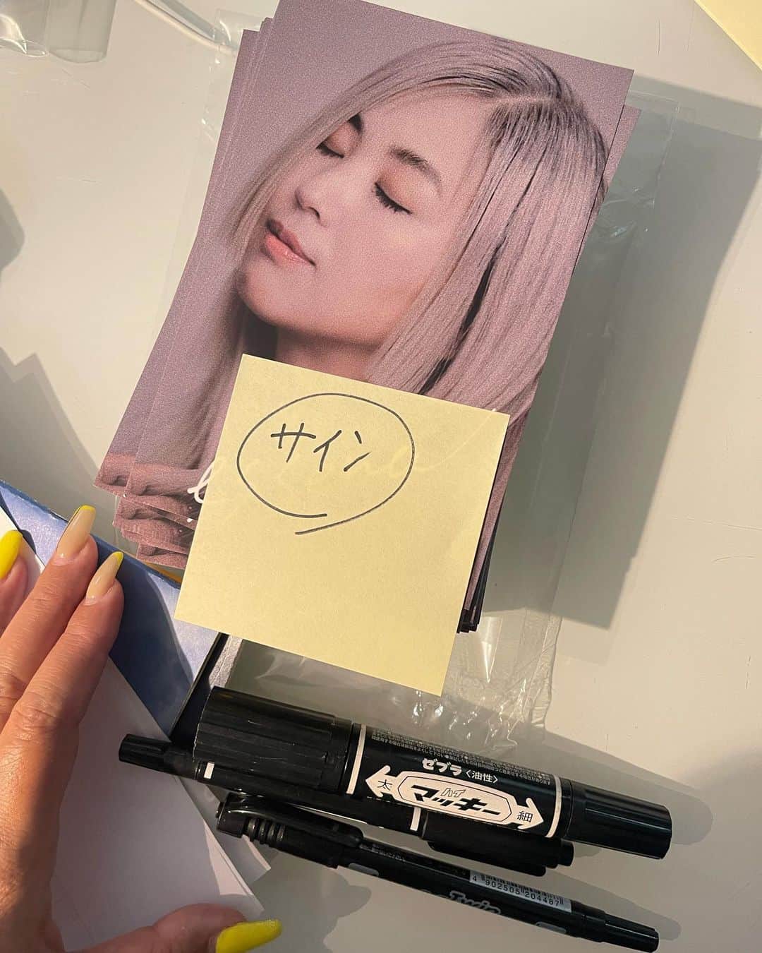 MINMIのインスタグラム：「机に置かれたマネージャーからの宿題💓 そう、アルバムを注文してくれた皆様に先着200名様にサインを書かせてもらいます😍愛とパワーをめちゃくちゃ込めて書くからね🔥🥹🫶　改めて予約注文してくれた方ありがとうございます　嬉しすぎます😭 アルバムは9月21日発売。店頭にも出回ります！CDは余らせたり廃棄したりしたくないのであまり沢山刷っていません、 CDで欲しいという方は是非、ショップでご予約くださいませ🫶　配信デジタルも21日0時よりスタートです💛 ショップURLはプロフィールに貼ってます✈️ お近くのCDショップでお買い求め頂けます！あ！それと、先着〇〇名にはフリーダム千葉でのハイタッチの券も入ってます♬是非お楽しみにしていてください☺️」
